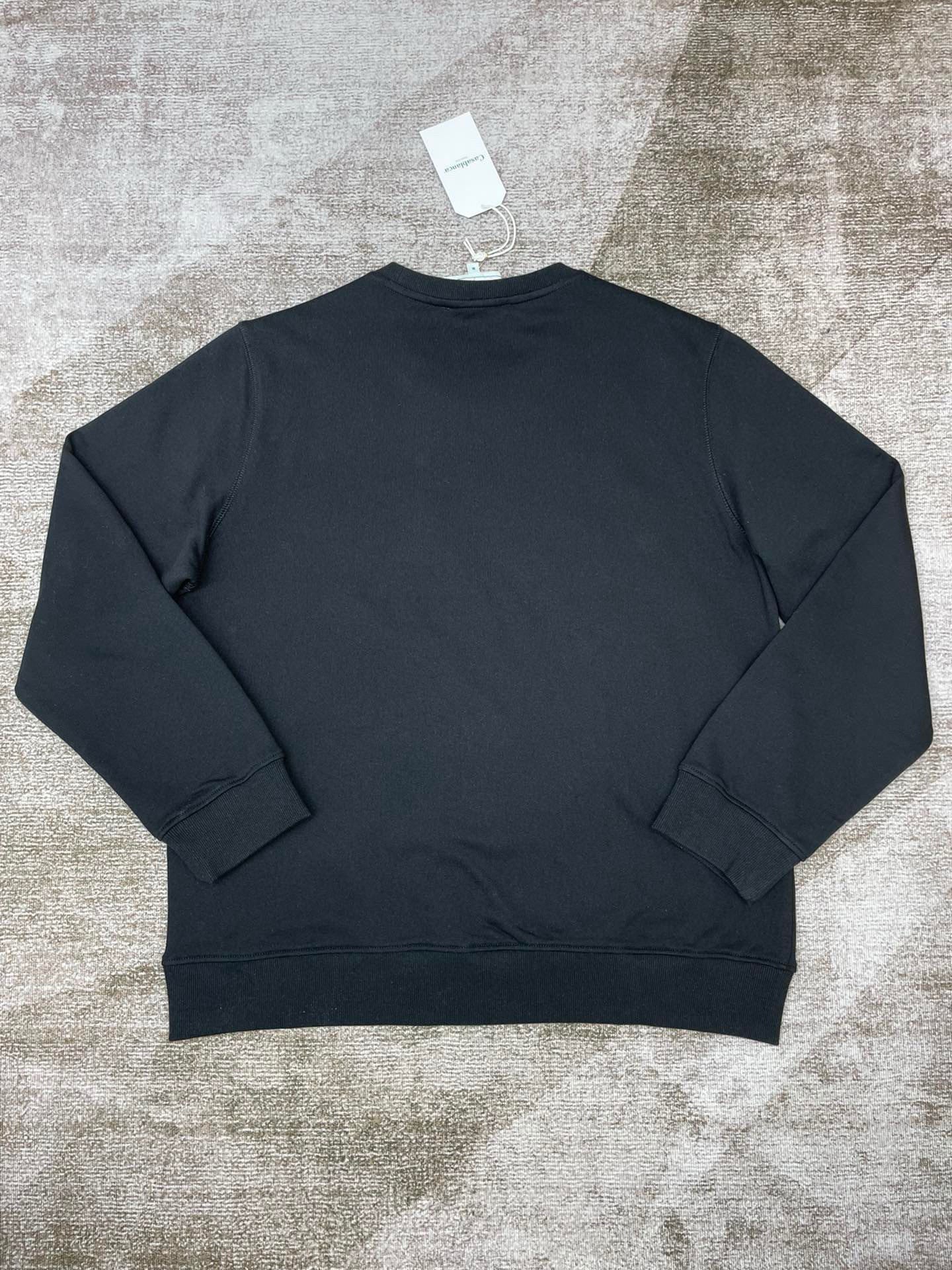 Grünes und schwarzes Sweatshirt