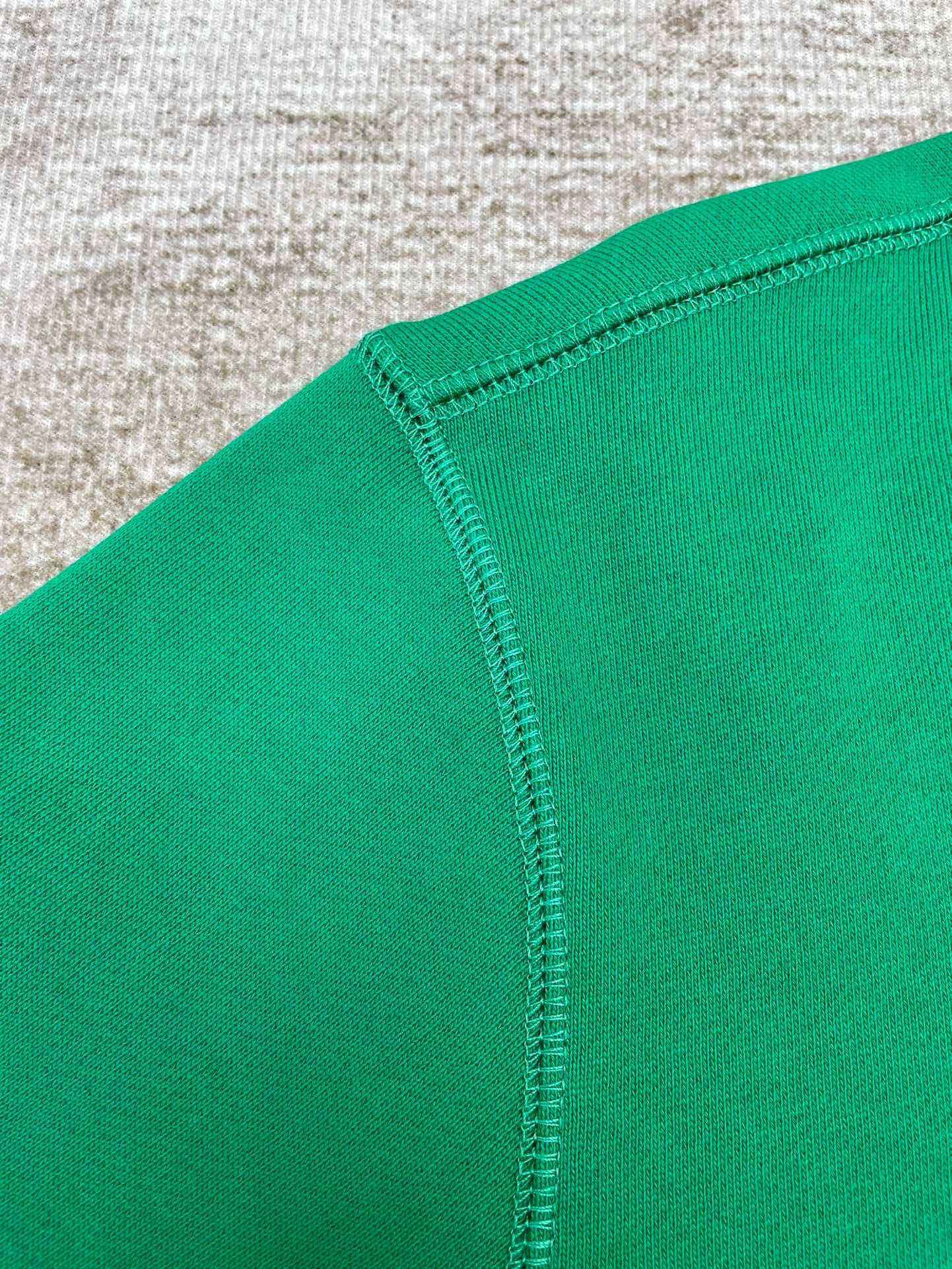 Grünes und schwarzes Sweatshirt