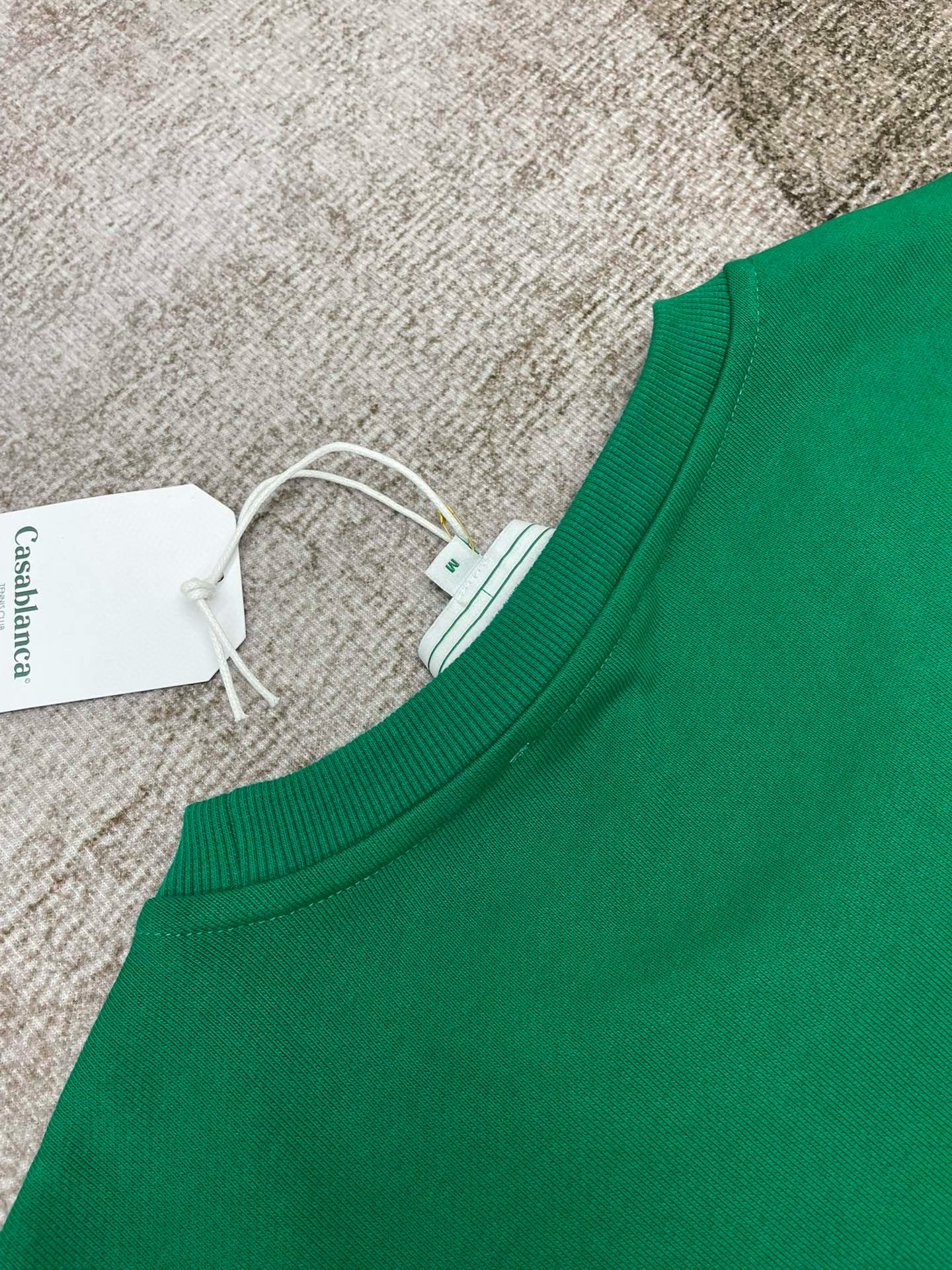 Grünes und schwarzes Sweatshirt