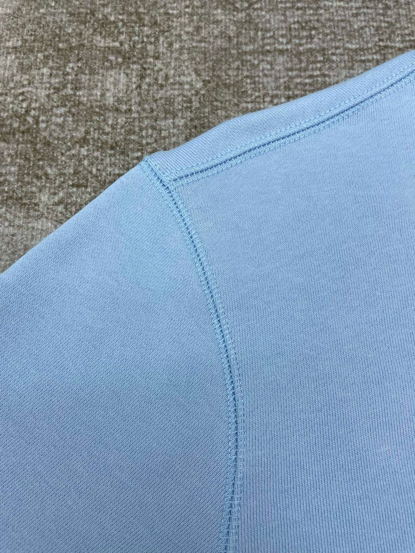 Himmelblaues Sweatshirt