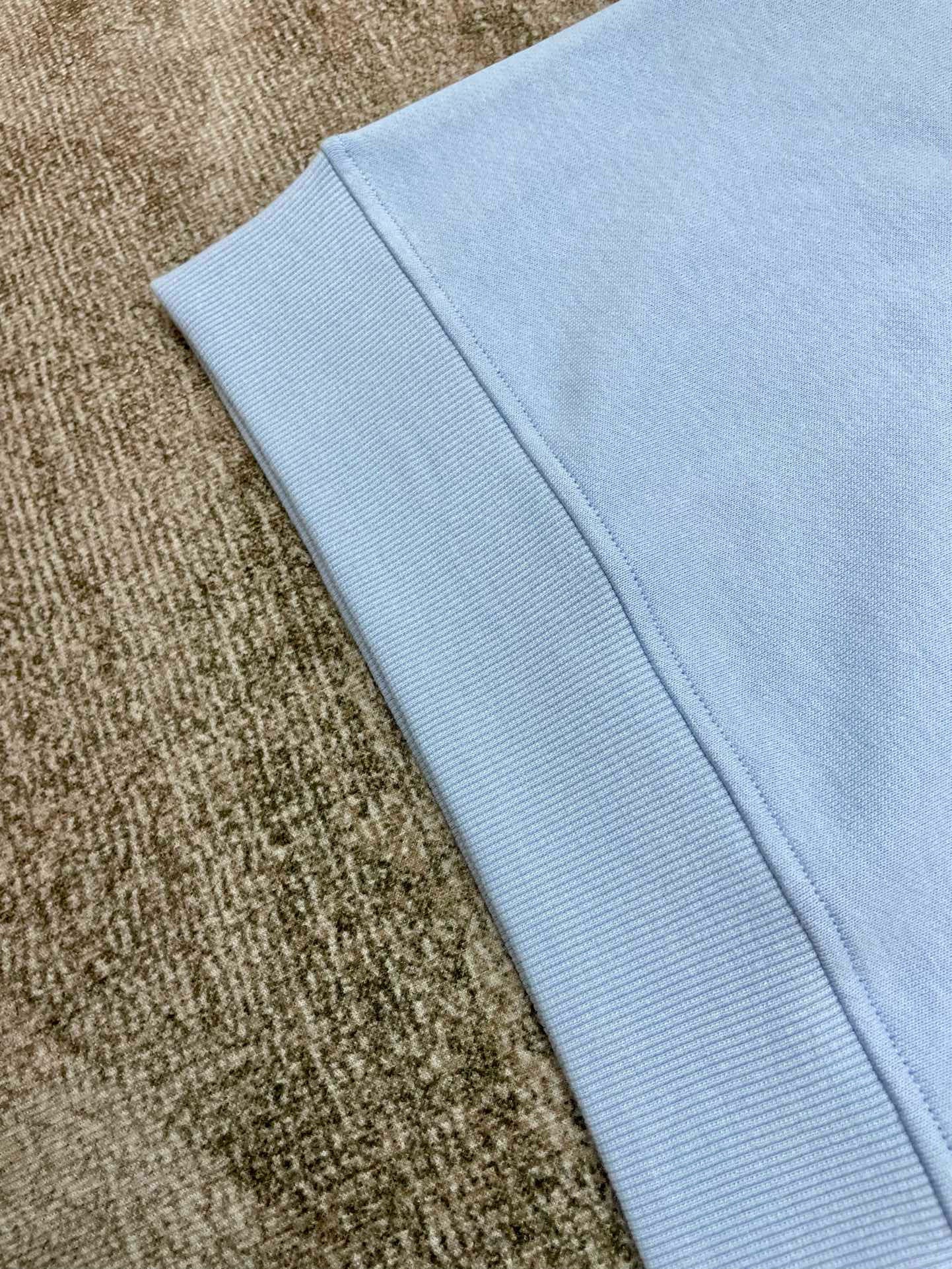 Himmelblaues Sweatshirt