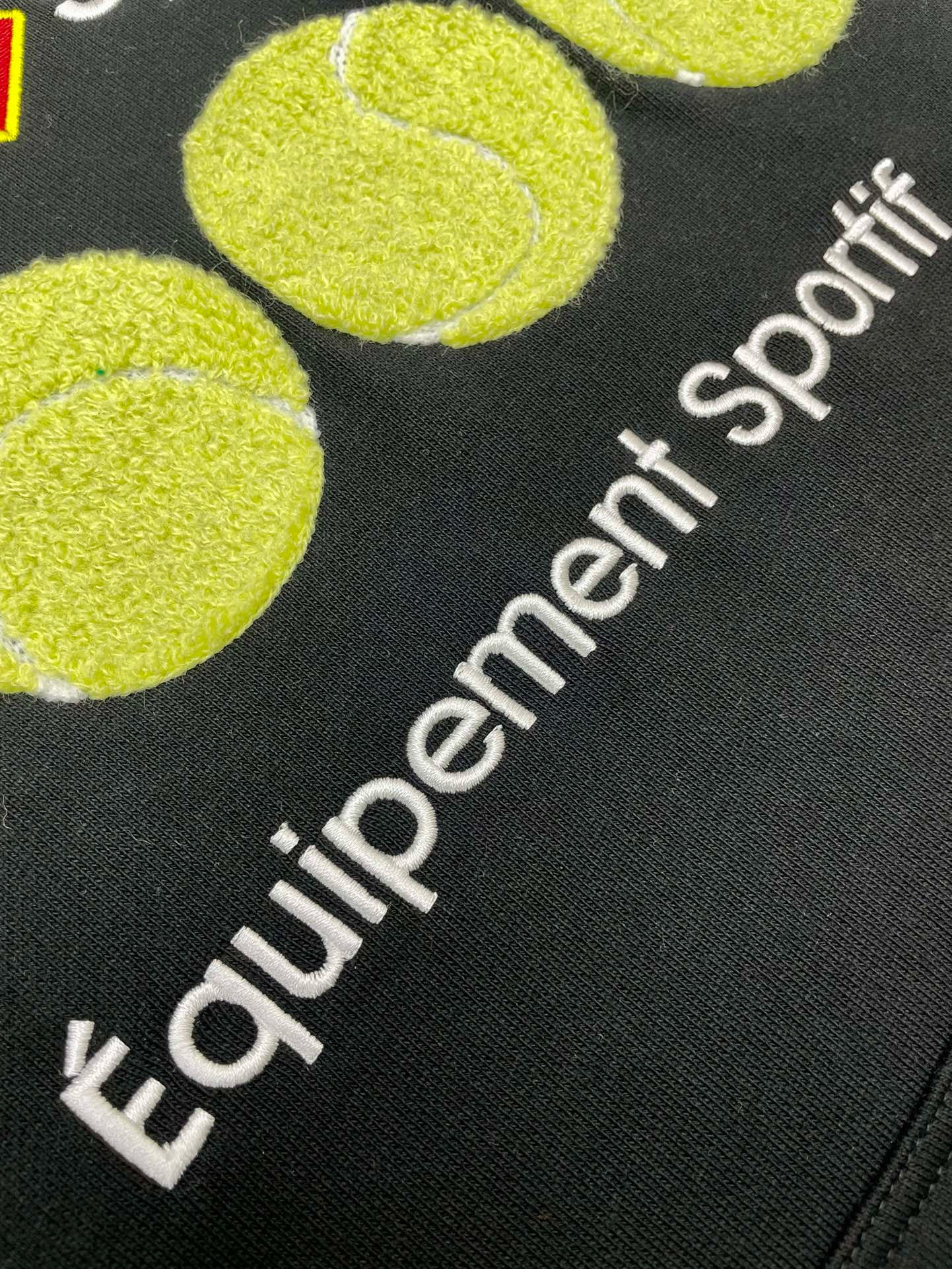 هودي باللونين الأبيض والأسود