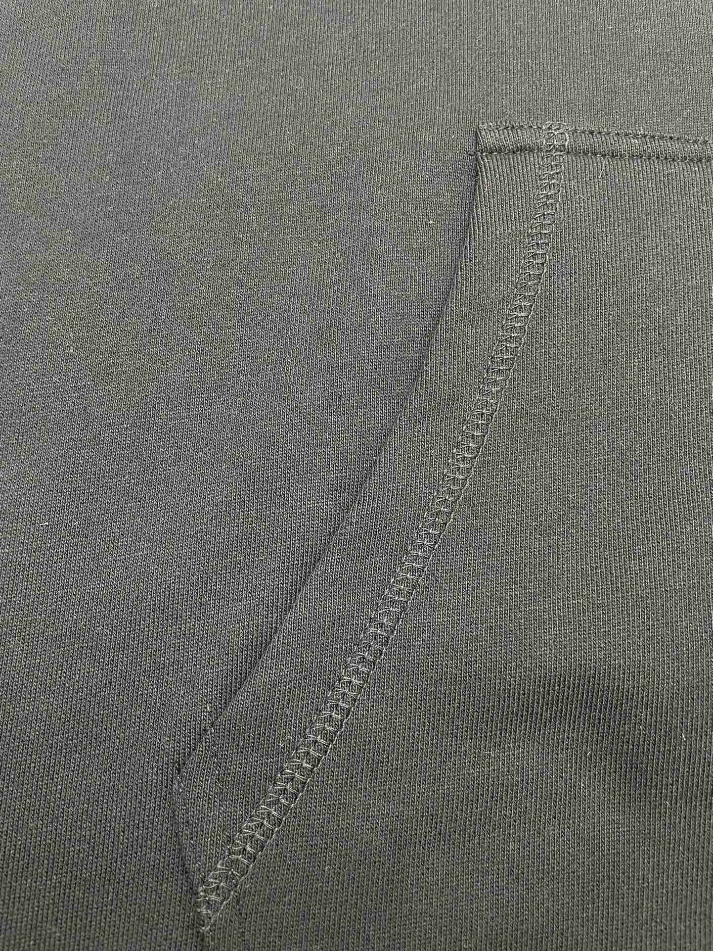 هودي باللونين الأبيض والأسود