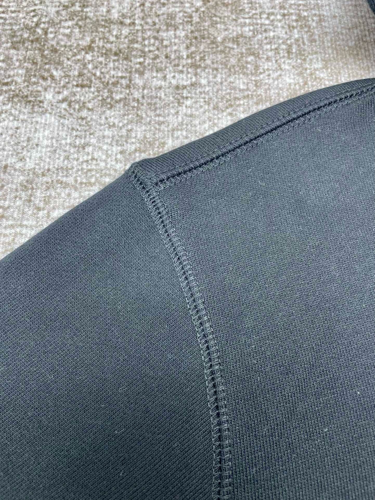 هودي باللونين الأبيض والأسود