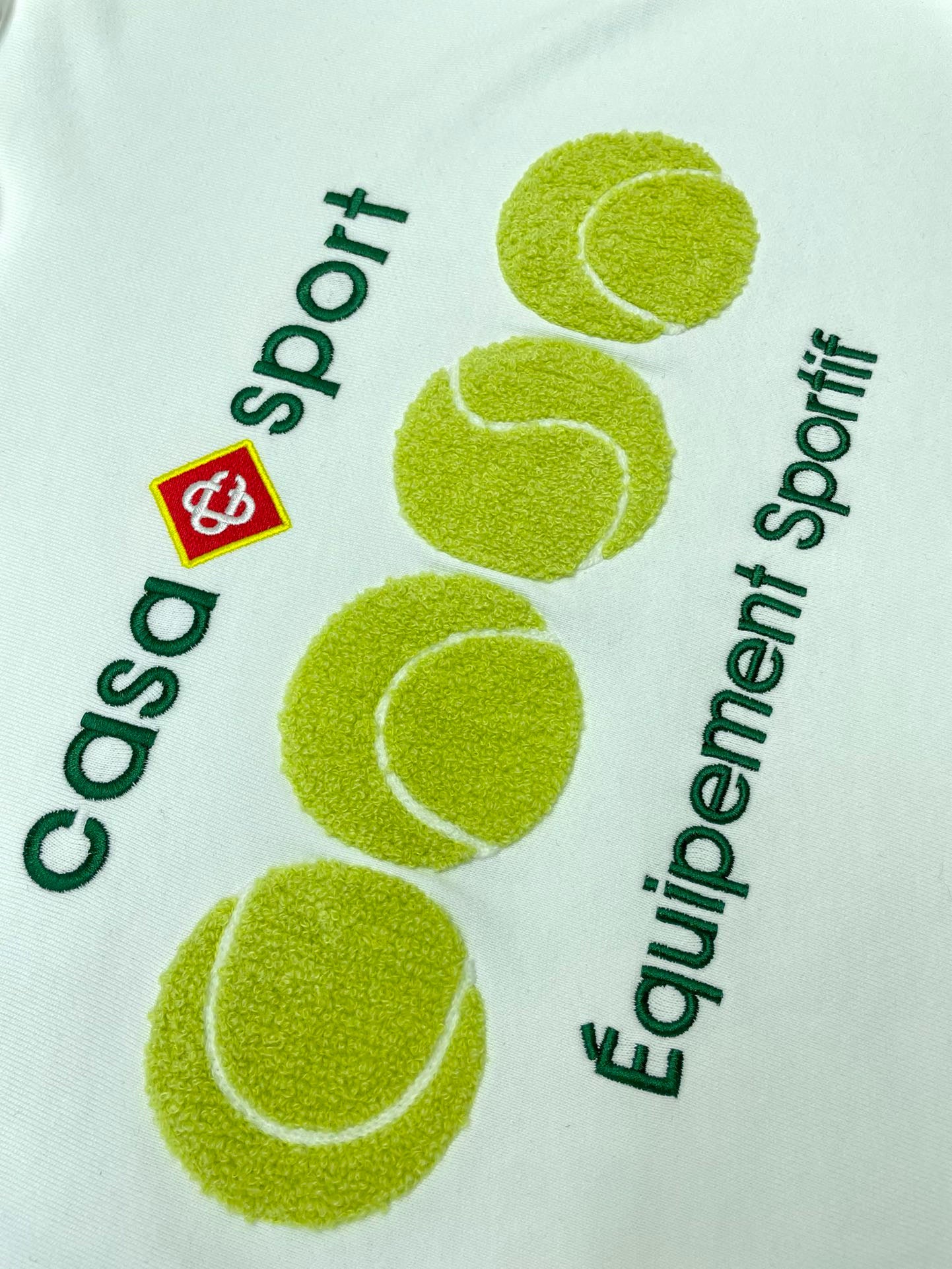 هودي باللونين الأبيض والأسود