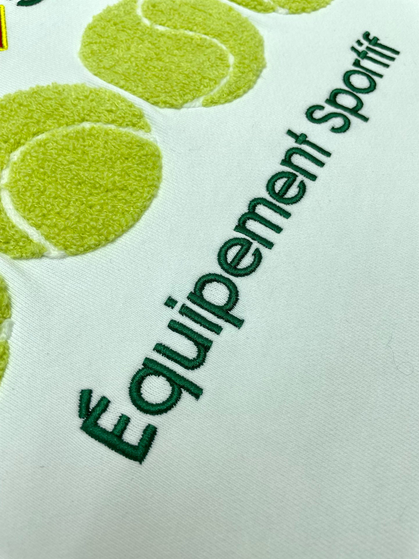 هودي باللونين الأبيض والأسود