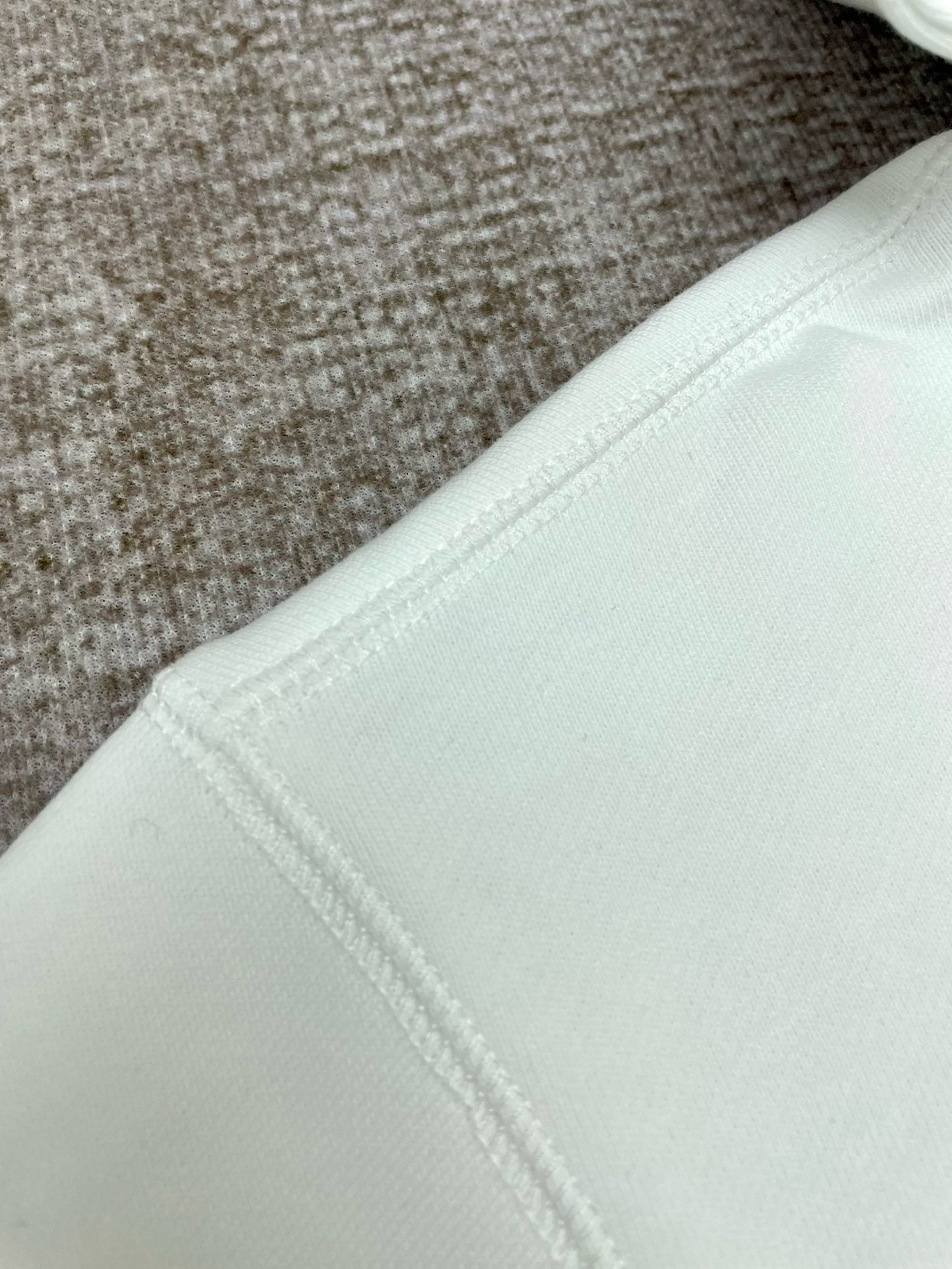 هودي باللونين الأبيض والأسود