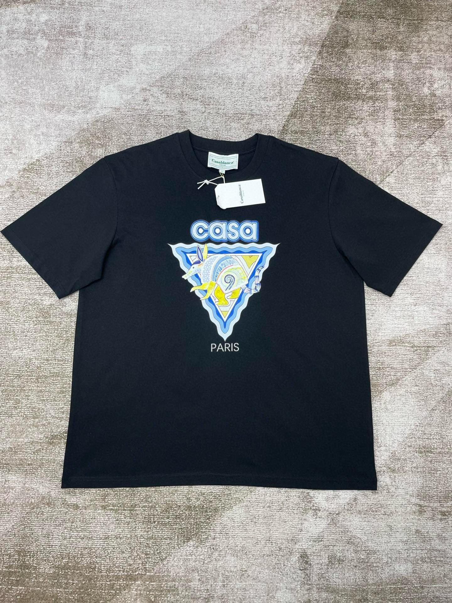 Schwarz-weißes T-Shirt