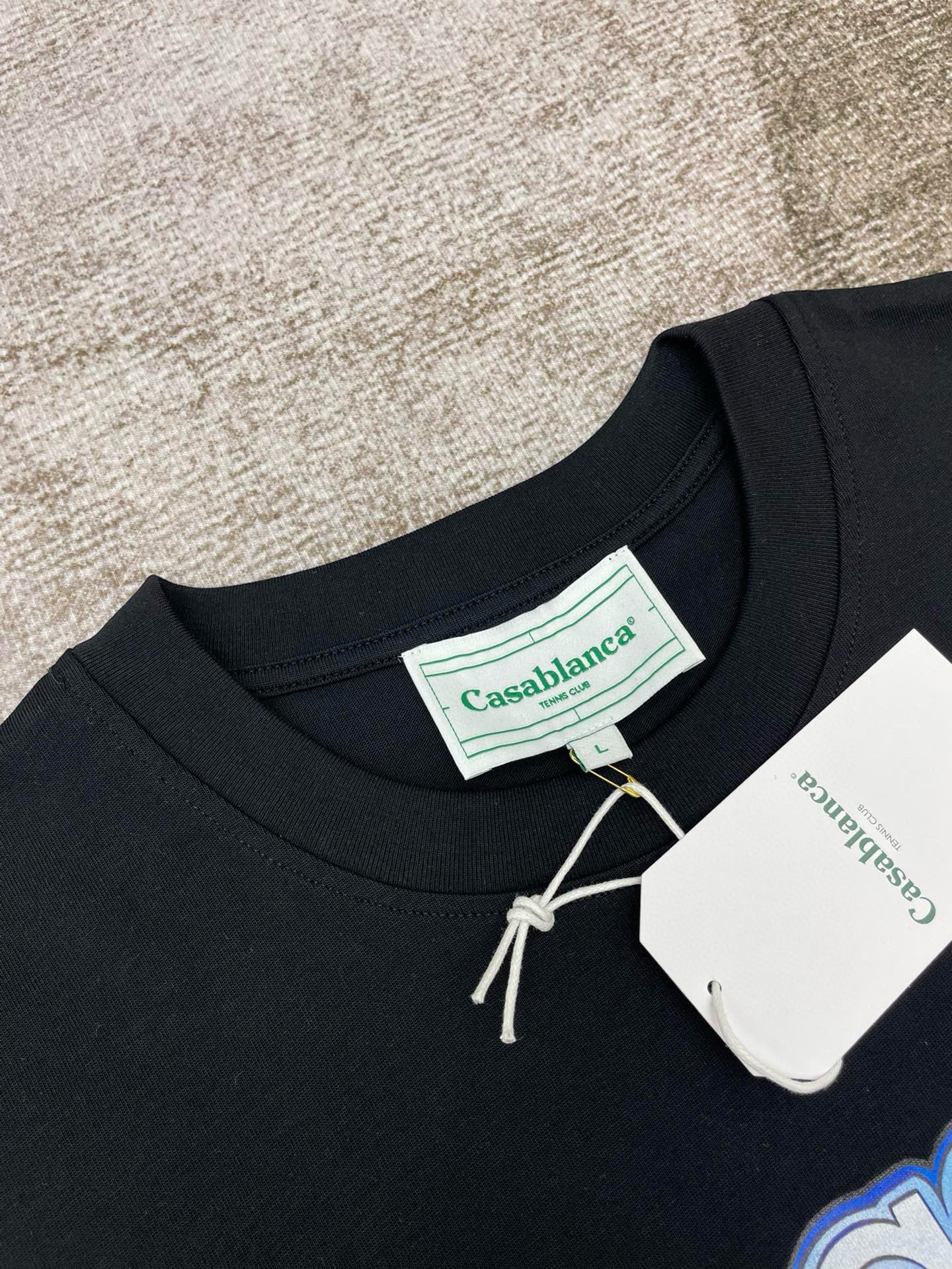 Schwarz-weißes T-Shirt
