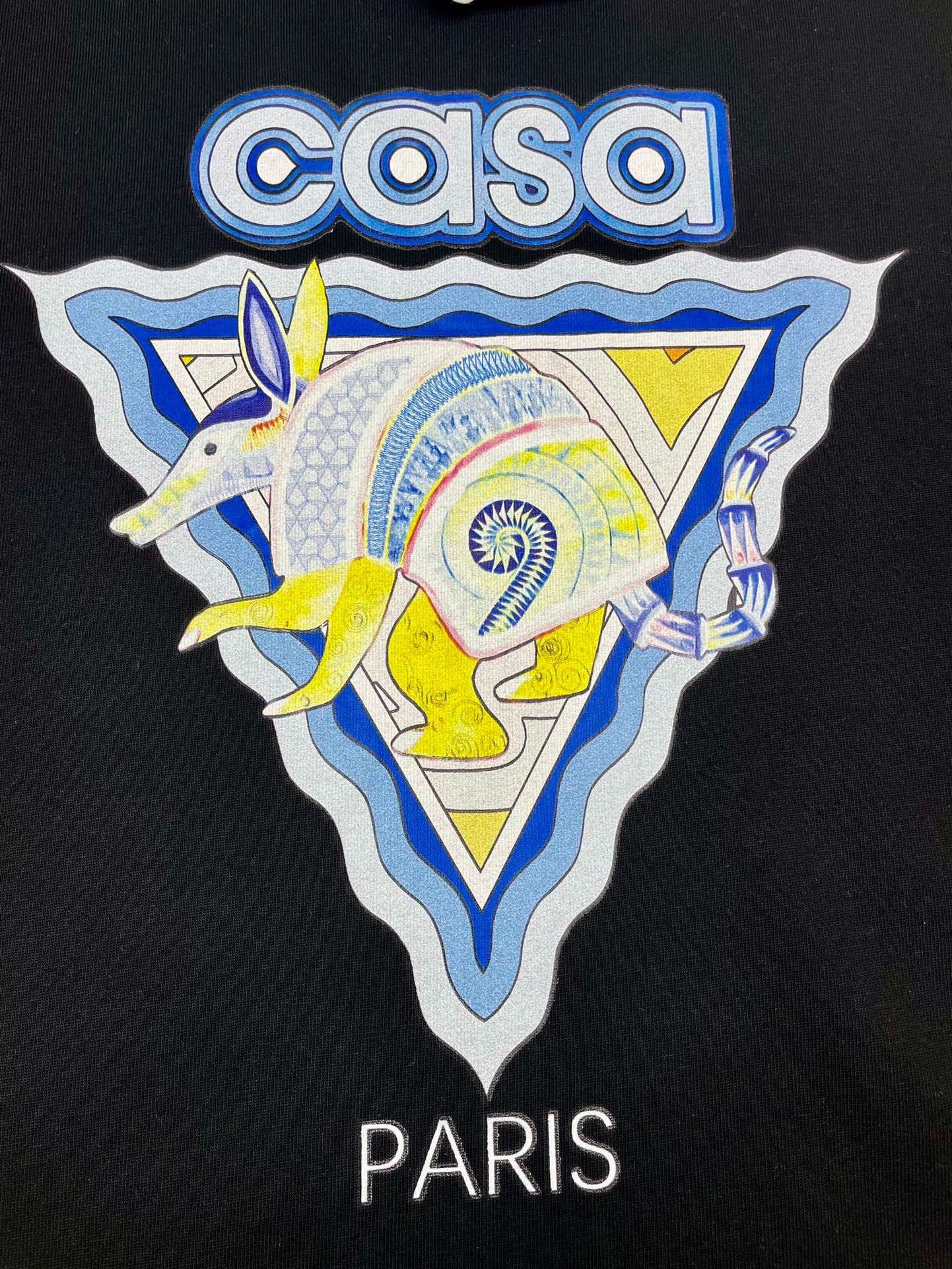 Schwarz-weißes T-Shirt