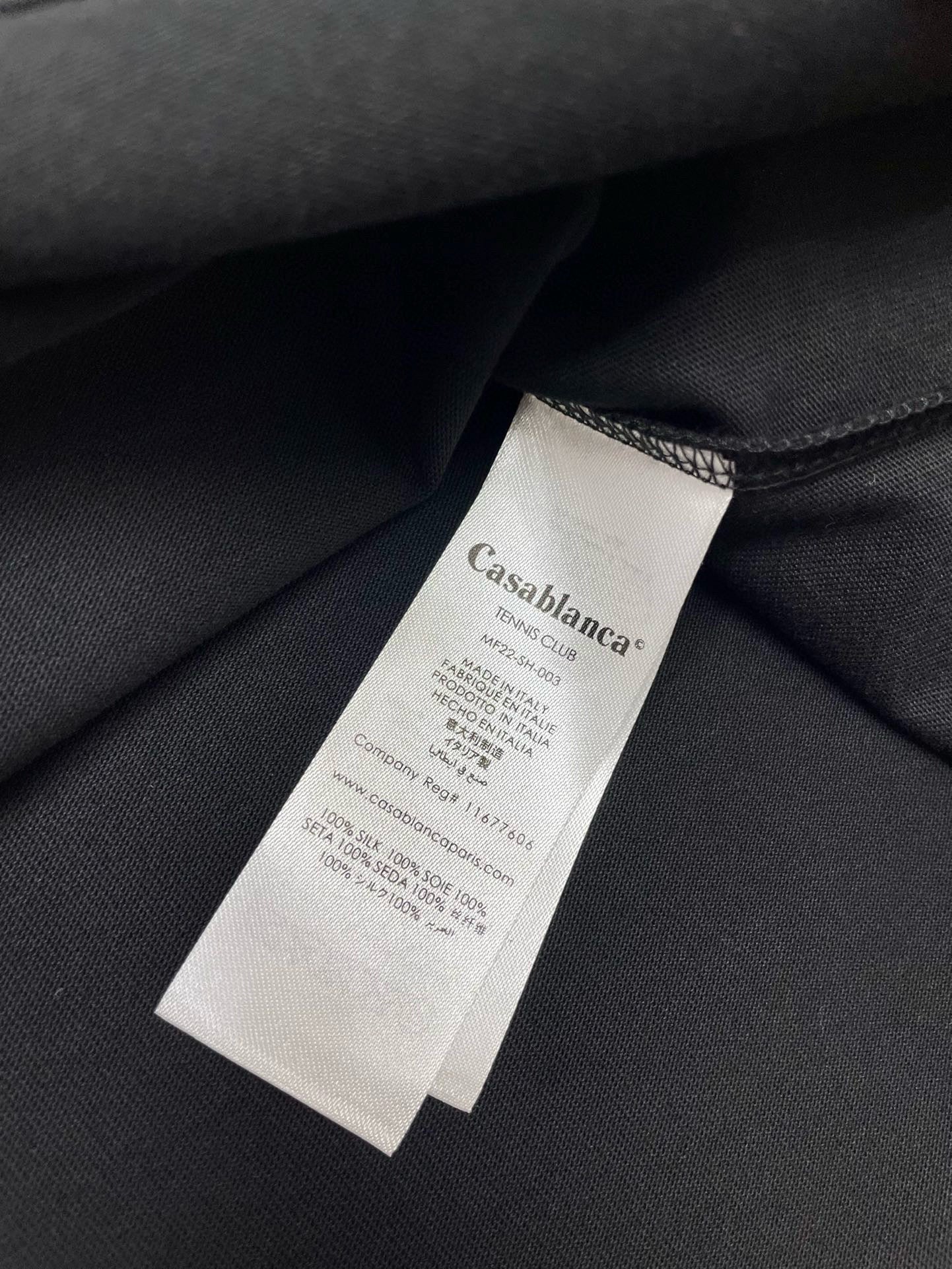 Schwarz-weißes T-Shirt
