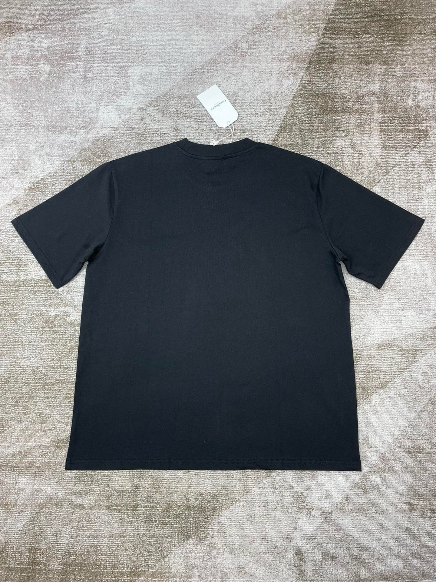 Schwarz-weißes T-Shirt