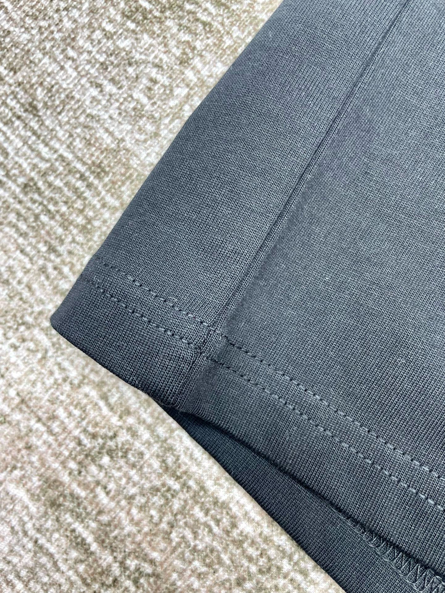 Schwarz-weißes T-Shirt