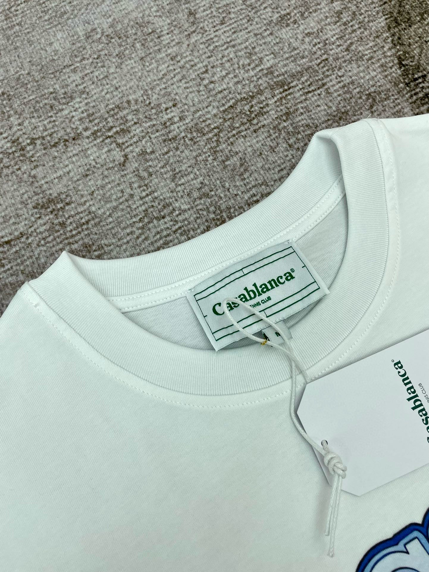 Schwarz-weißes T-Shirt