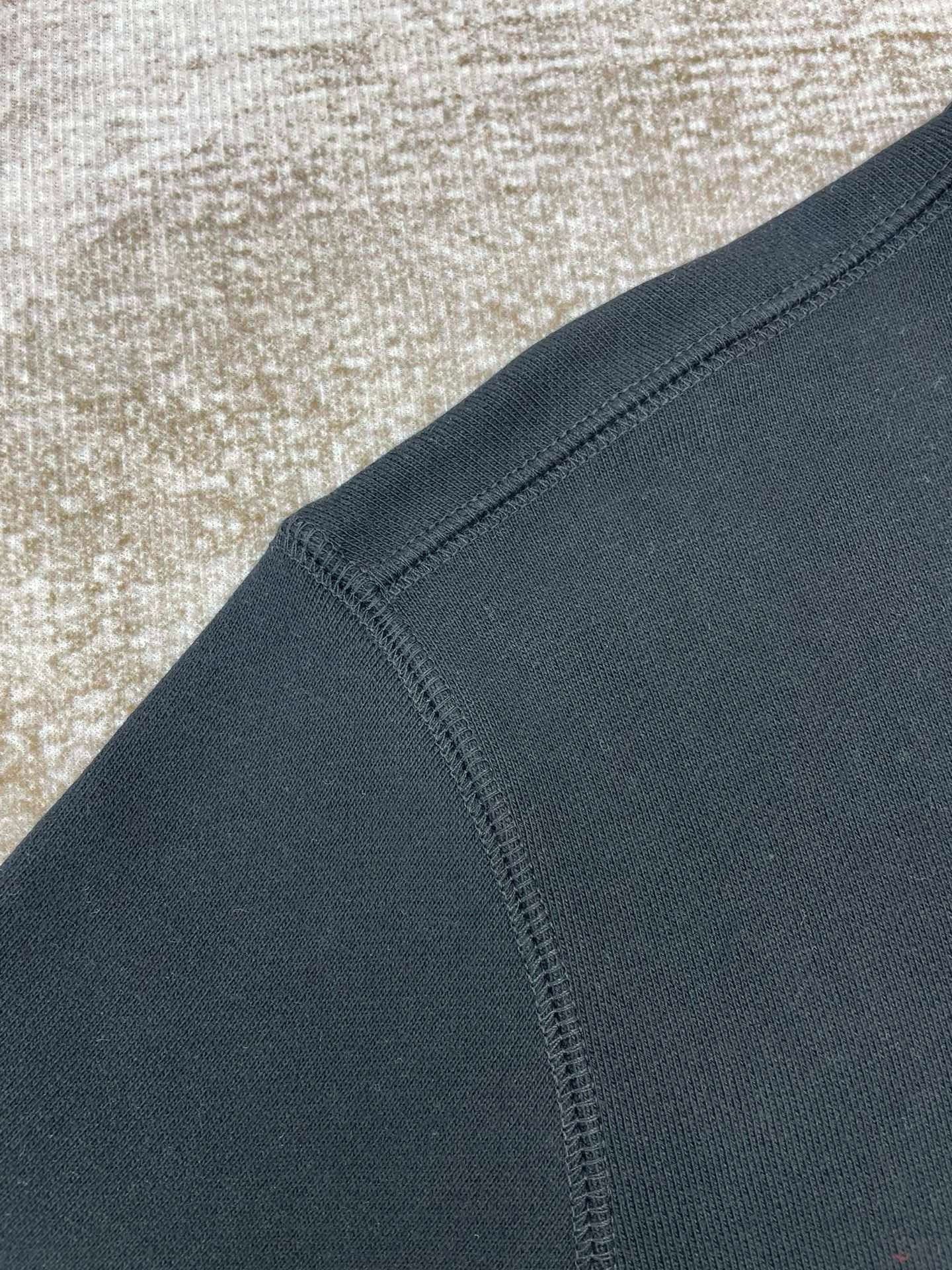 Schwarzes und hellrosa Sweatshirt