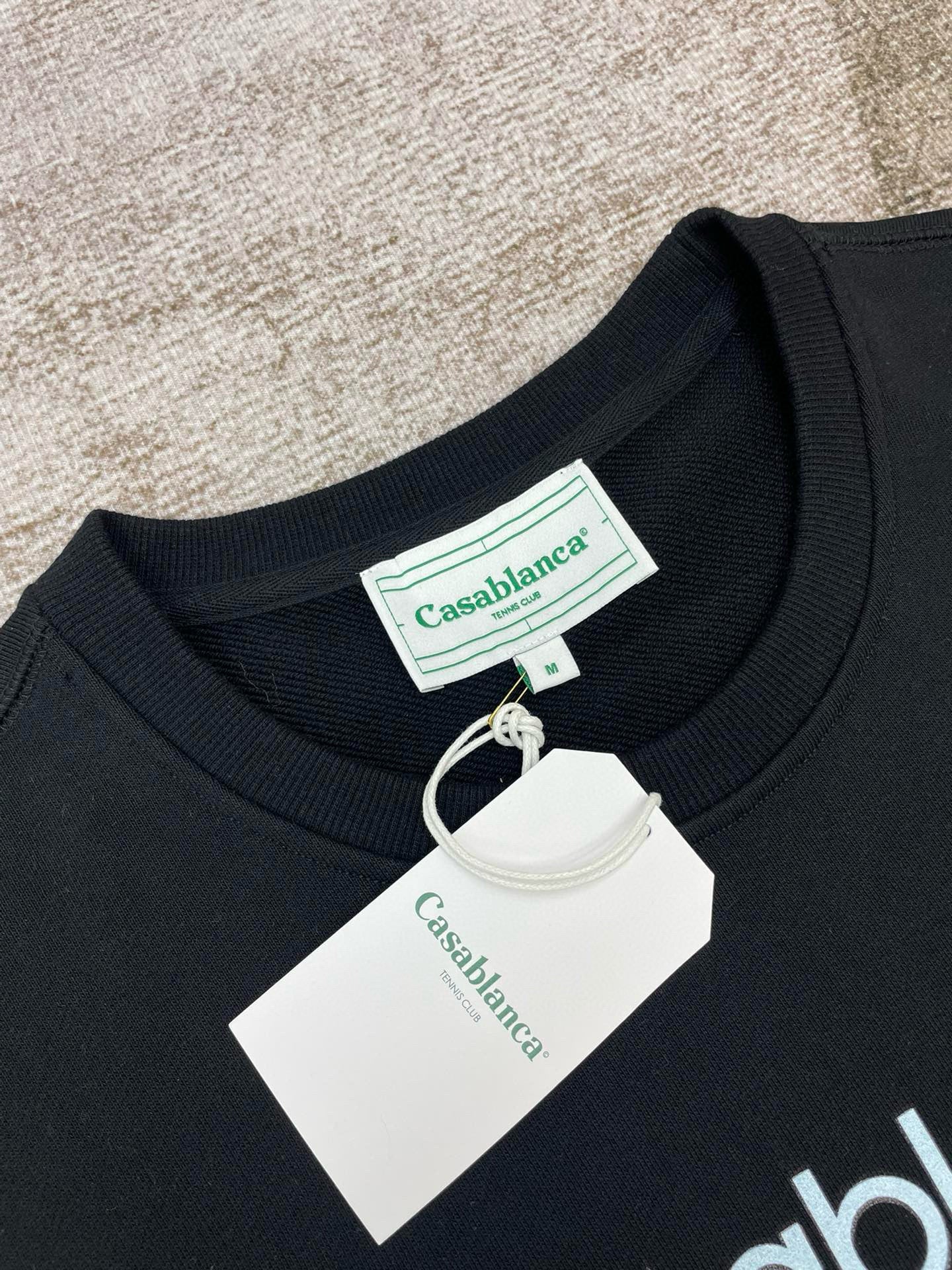 Schwarzes und hellrosa Sweatshirt