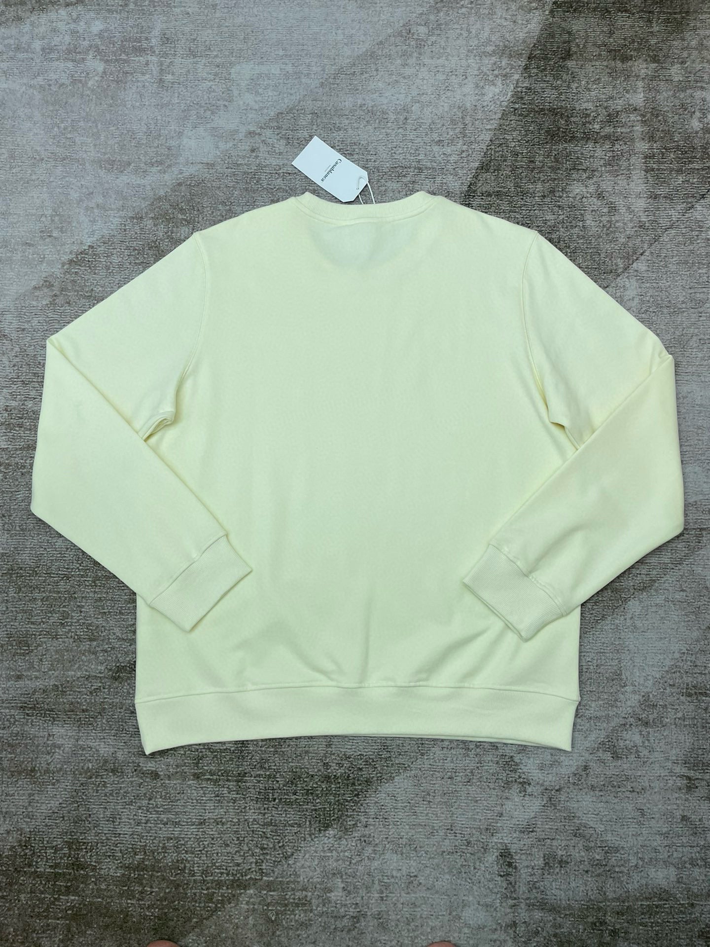Schwarzes und hellrosa Sweatshirt