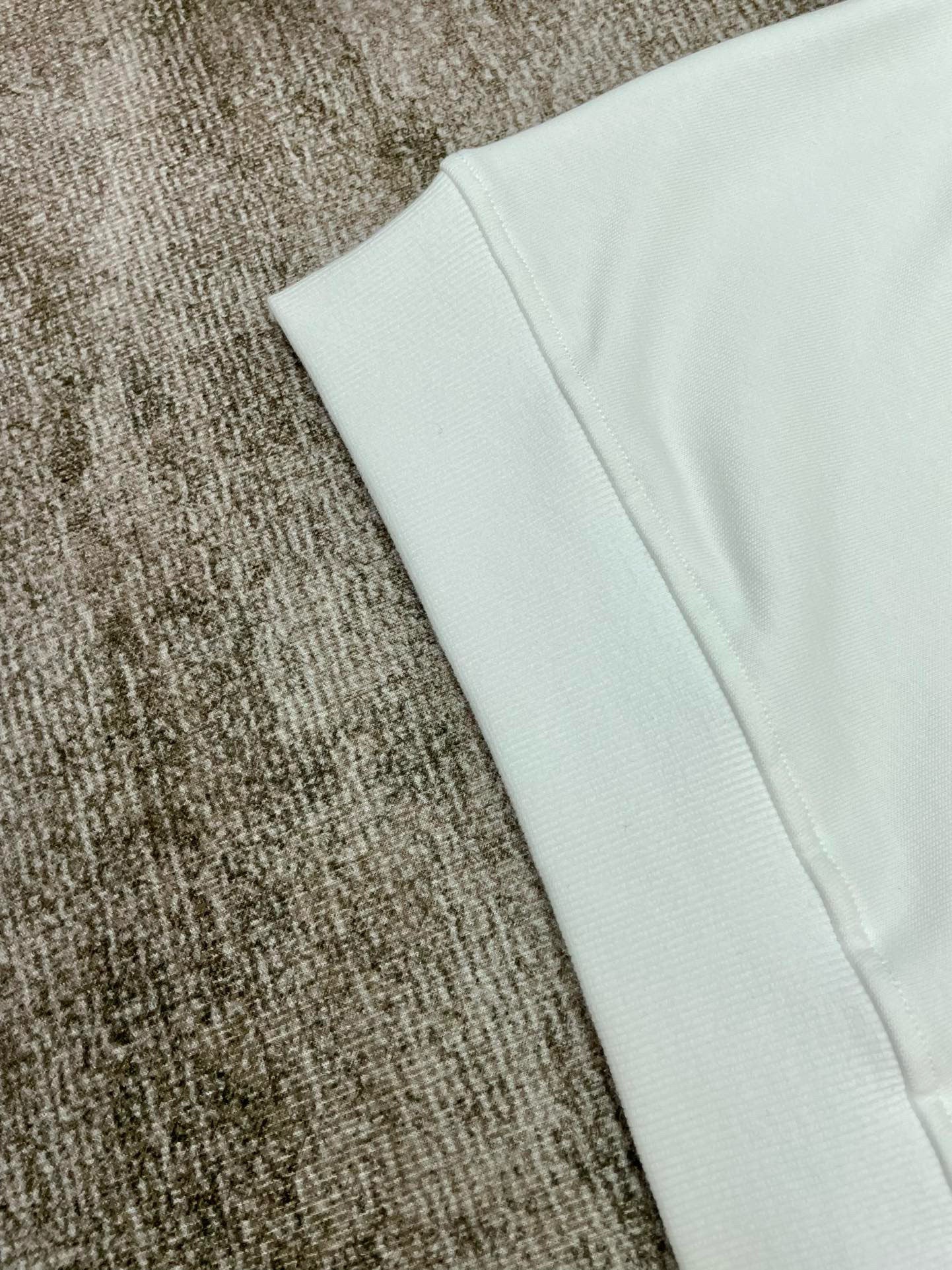 Weißes Sweatshirt