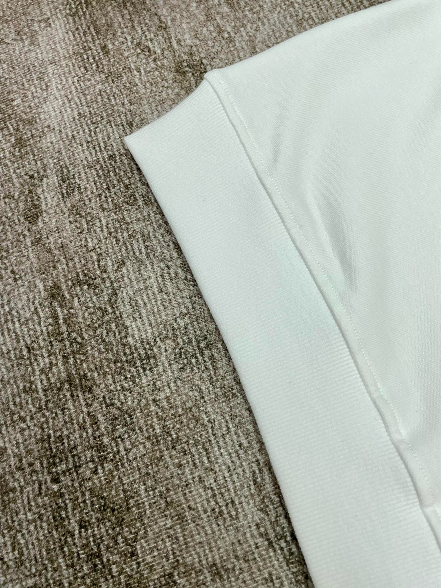 Weißes Sweatshirt