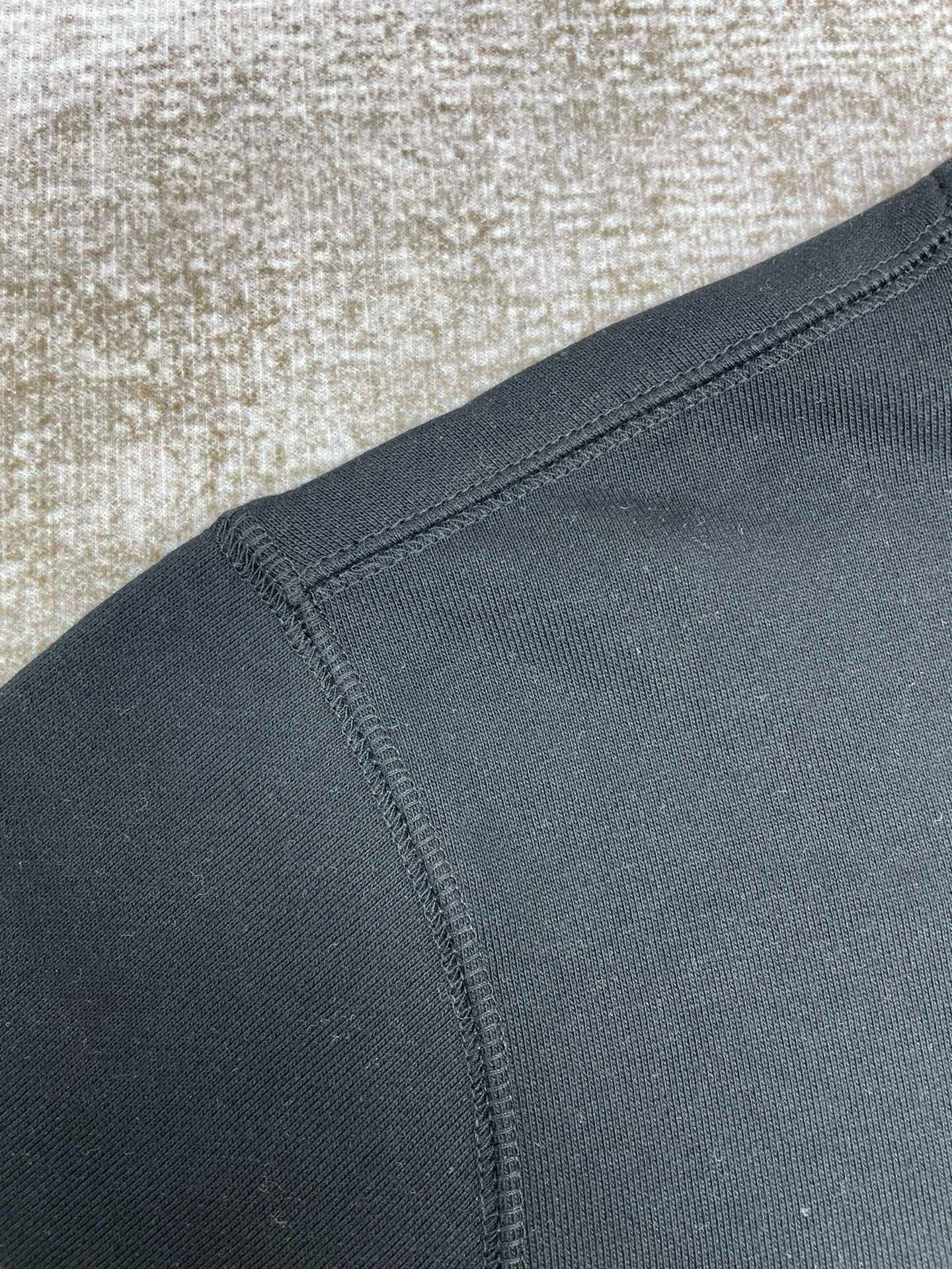 Schwarzes Sweatshirt