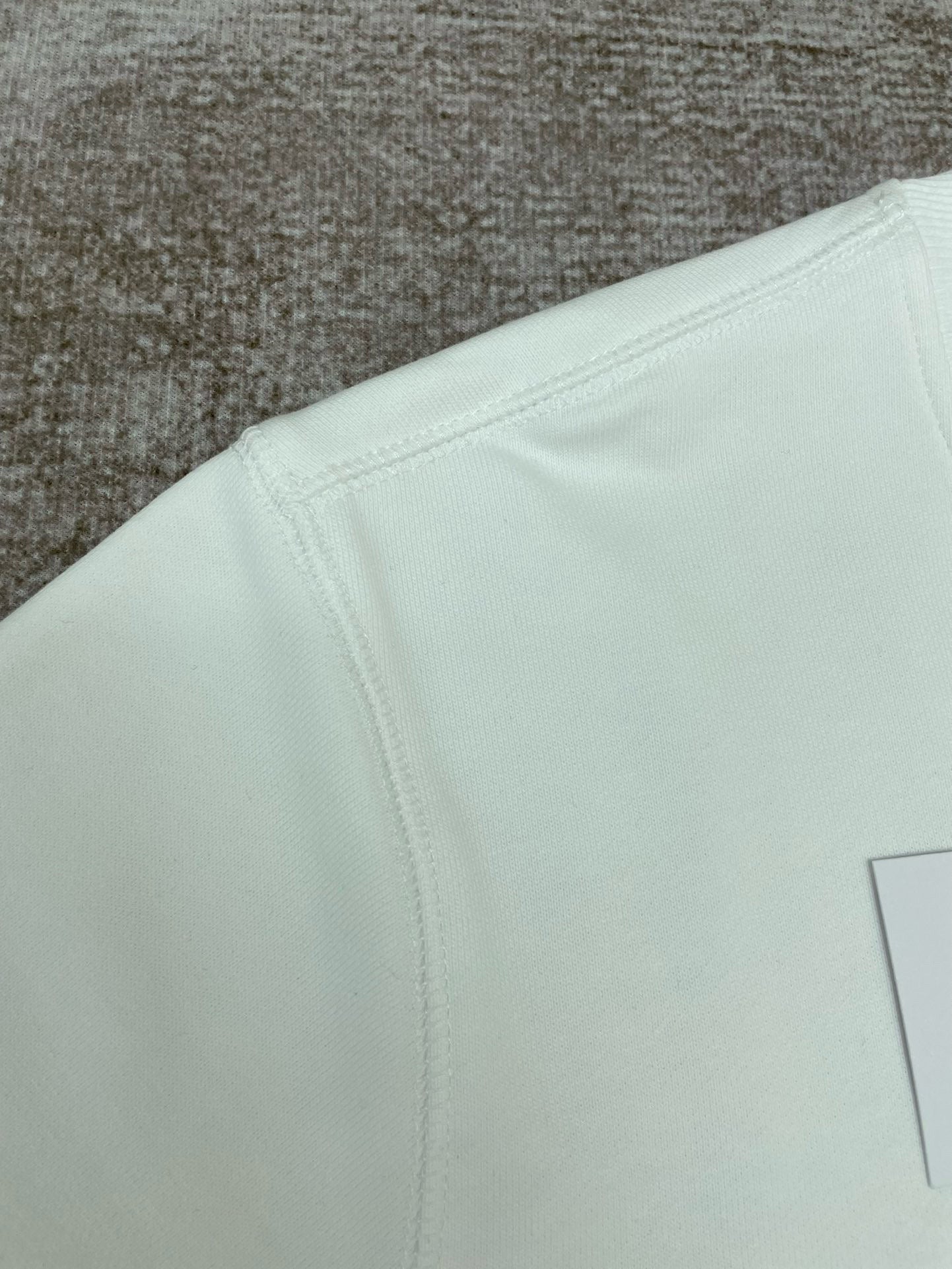 Weißes Sweatshirt