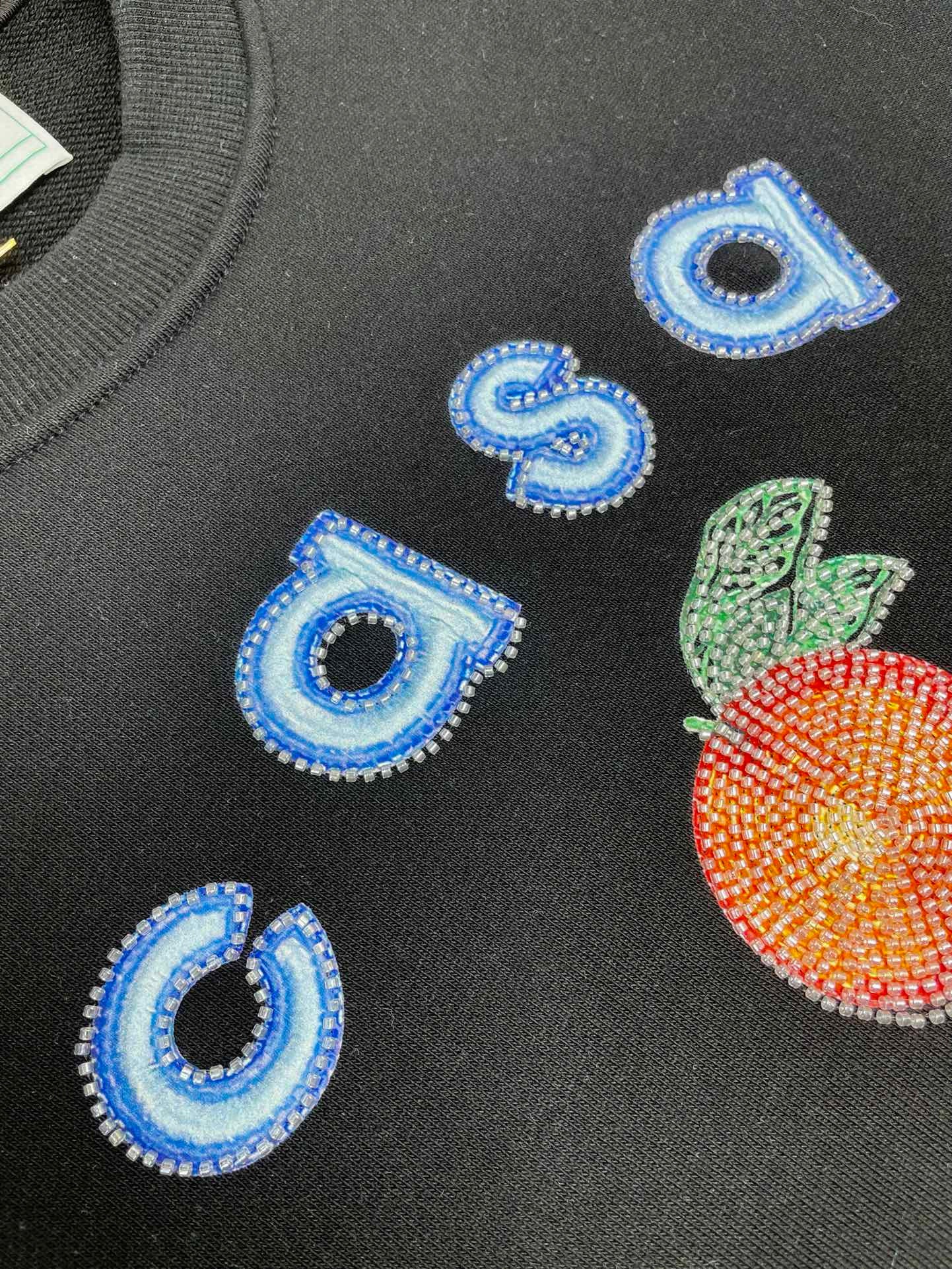 Schwarz-weißes Sweatshirt