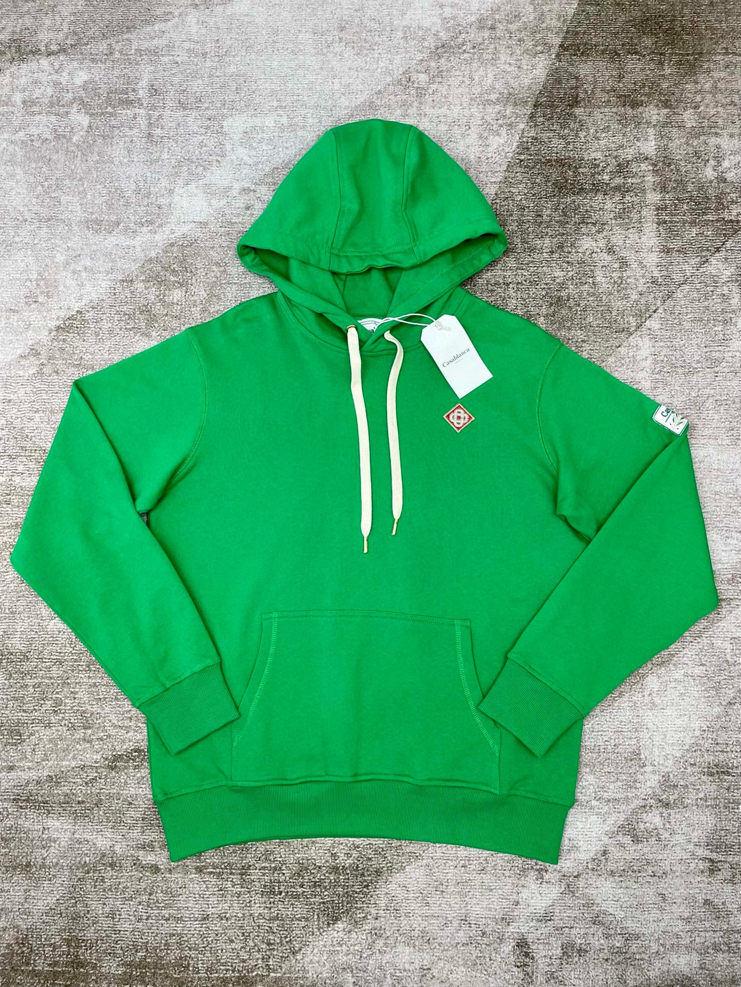 Grüner und schwarzer Kapuzenpullover