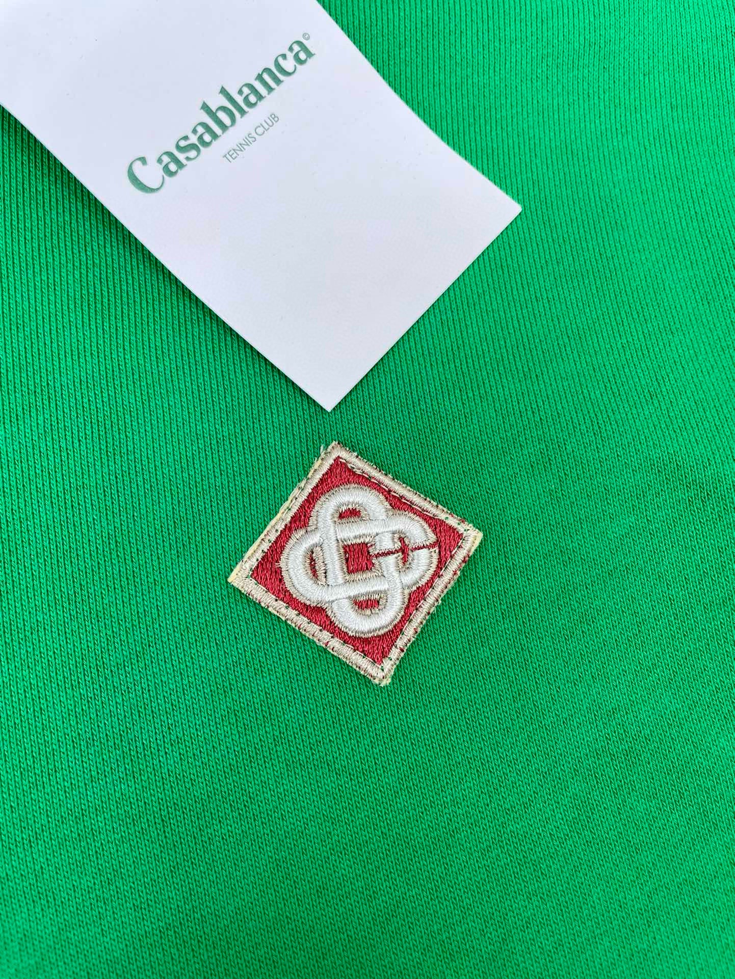 Grüner und schwarzer Kapuzenpullover