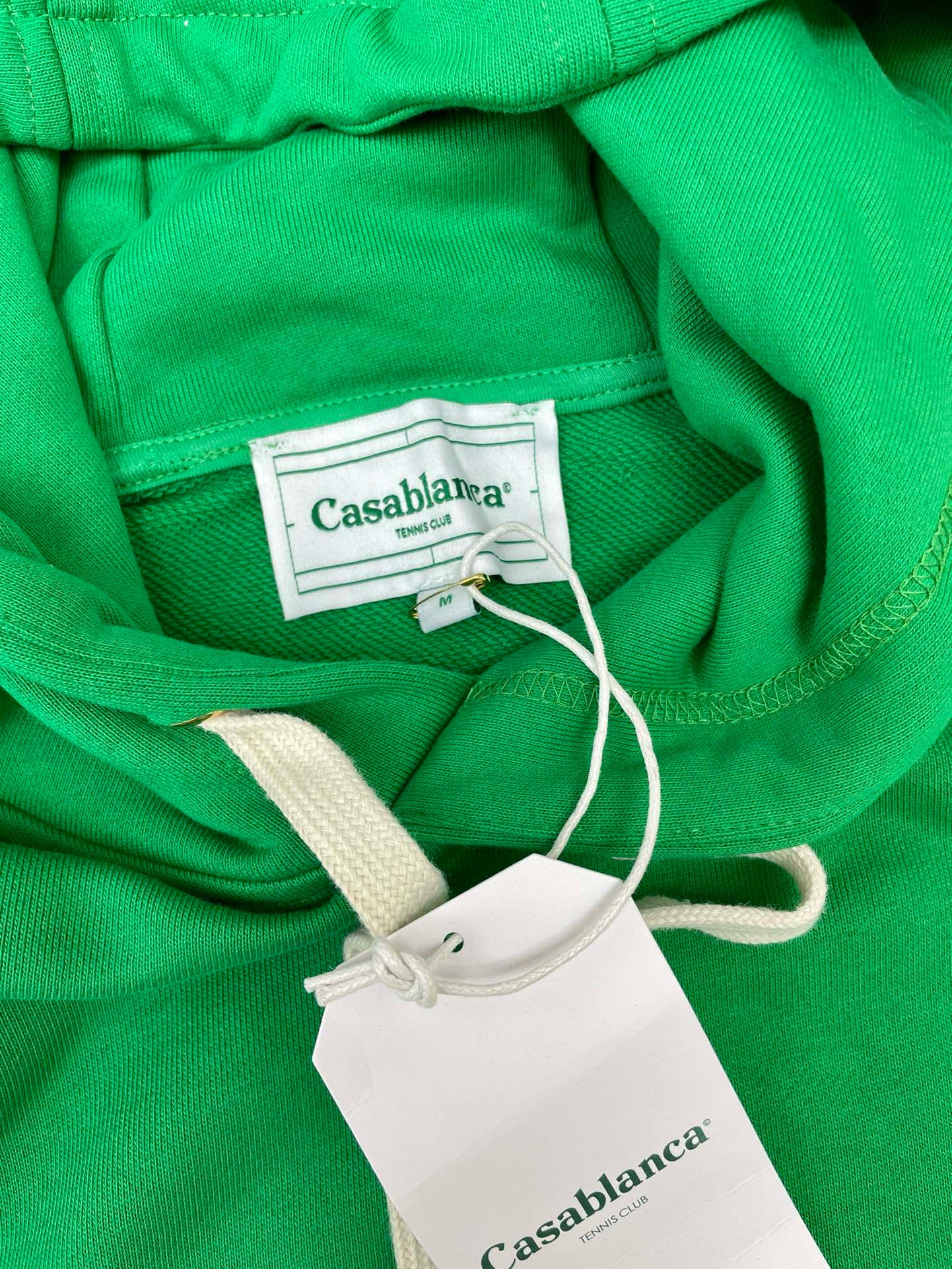 Grüner und schwarzer Kapuzenpullover