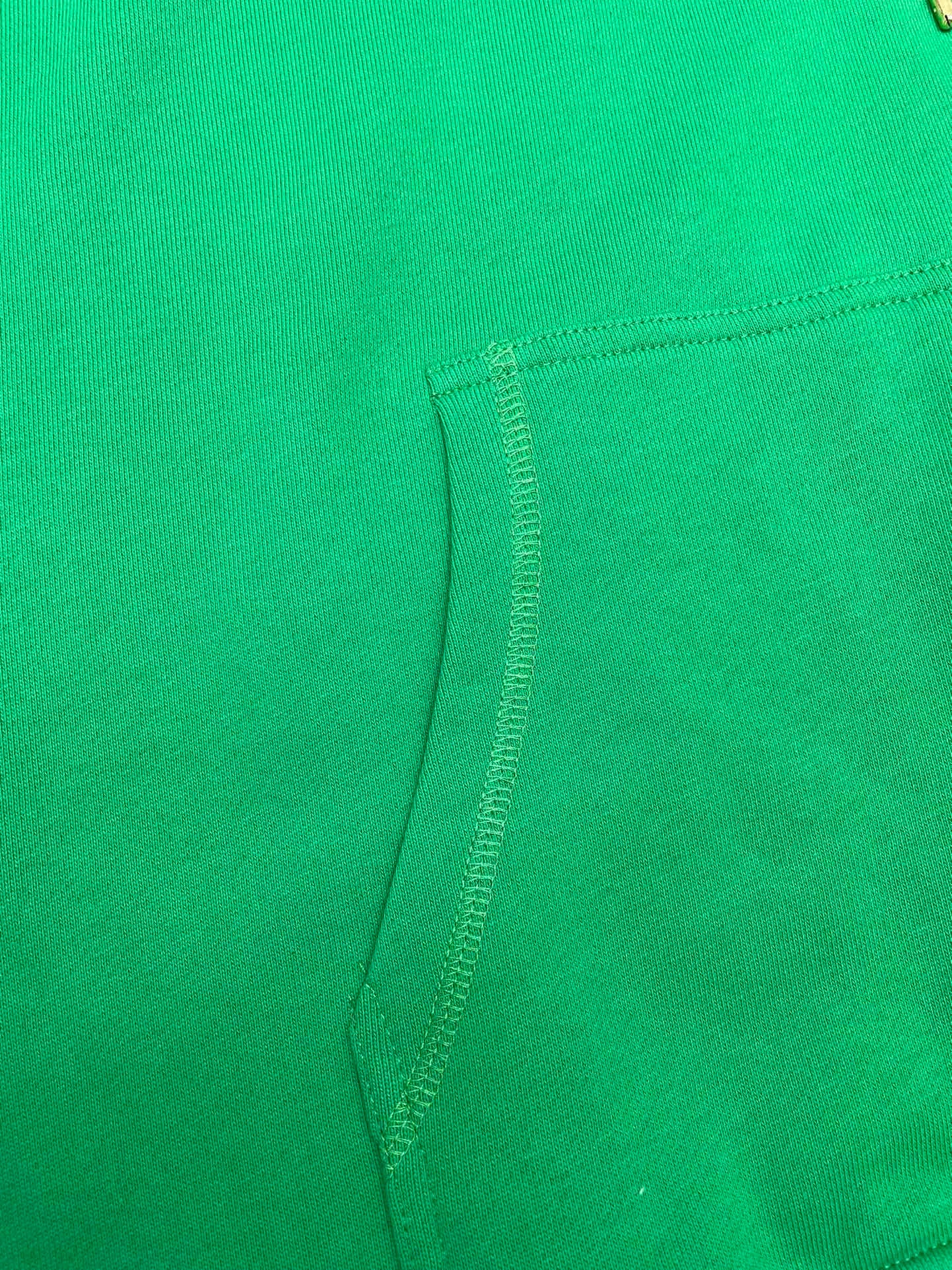 Grüner und schwarzer Kapuzenpullover