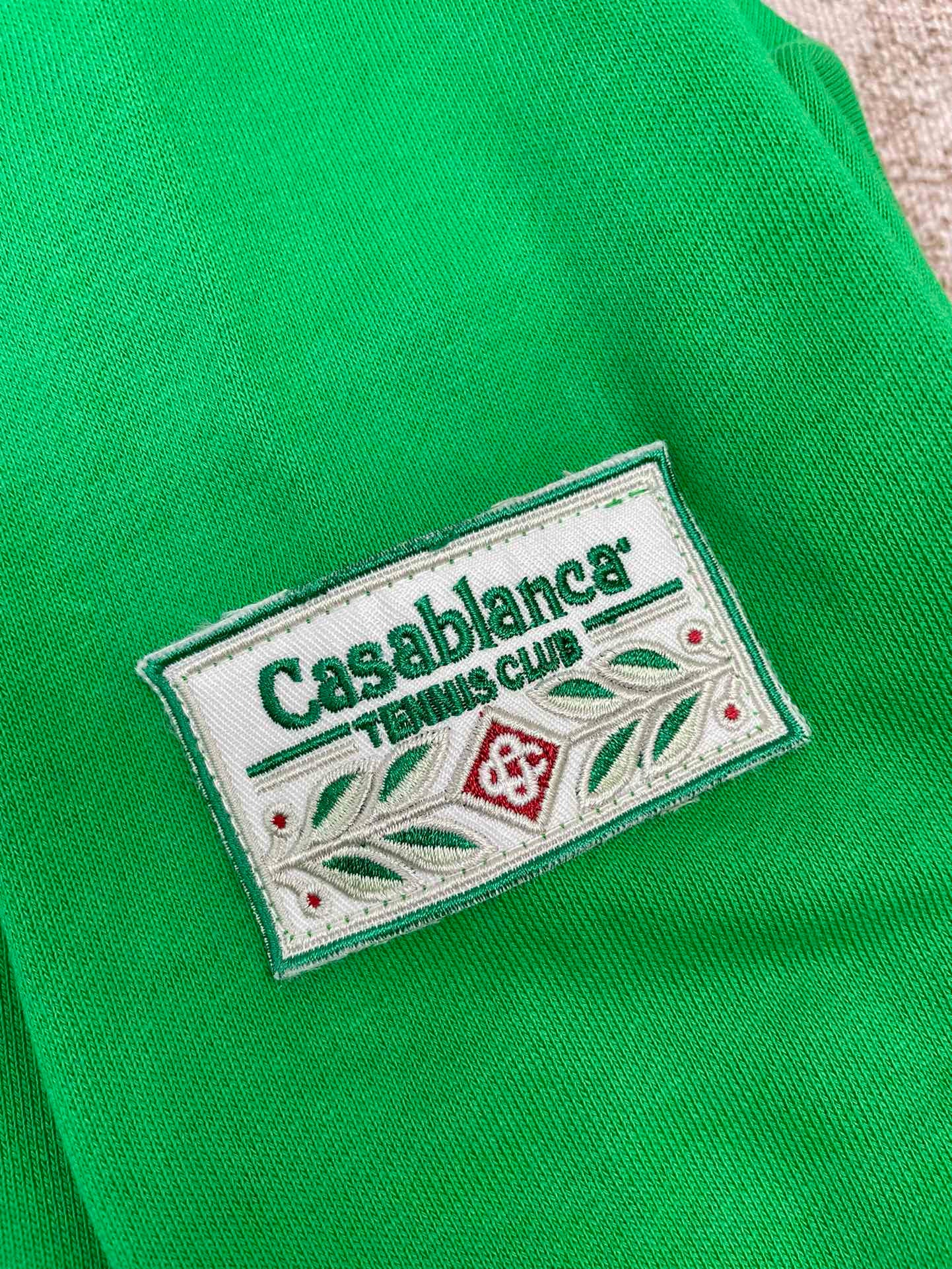Grüner und schwarzer Kapuzenpullover
