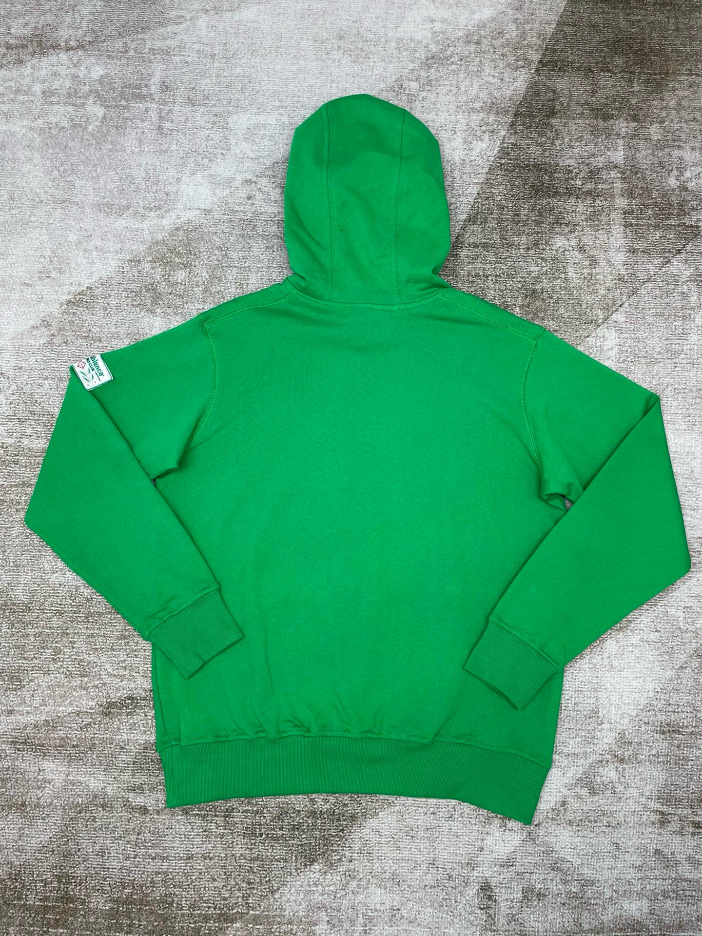 Grüner und schwarzer Kapuzenpullover