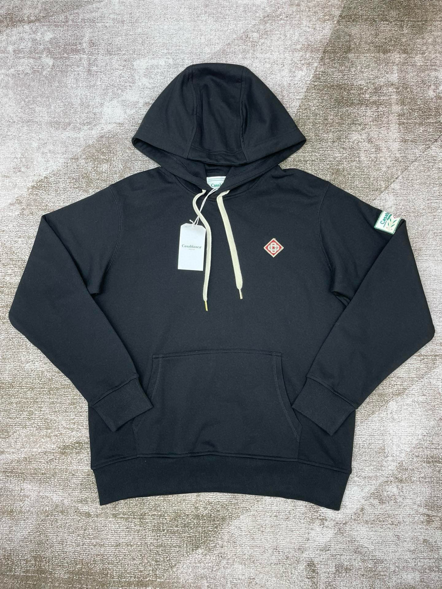 Grüner und schwarzer Kapuzenpullover