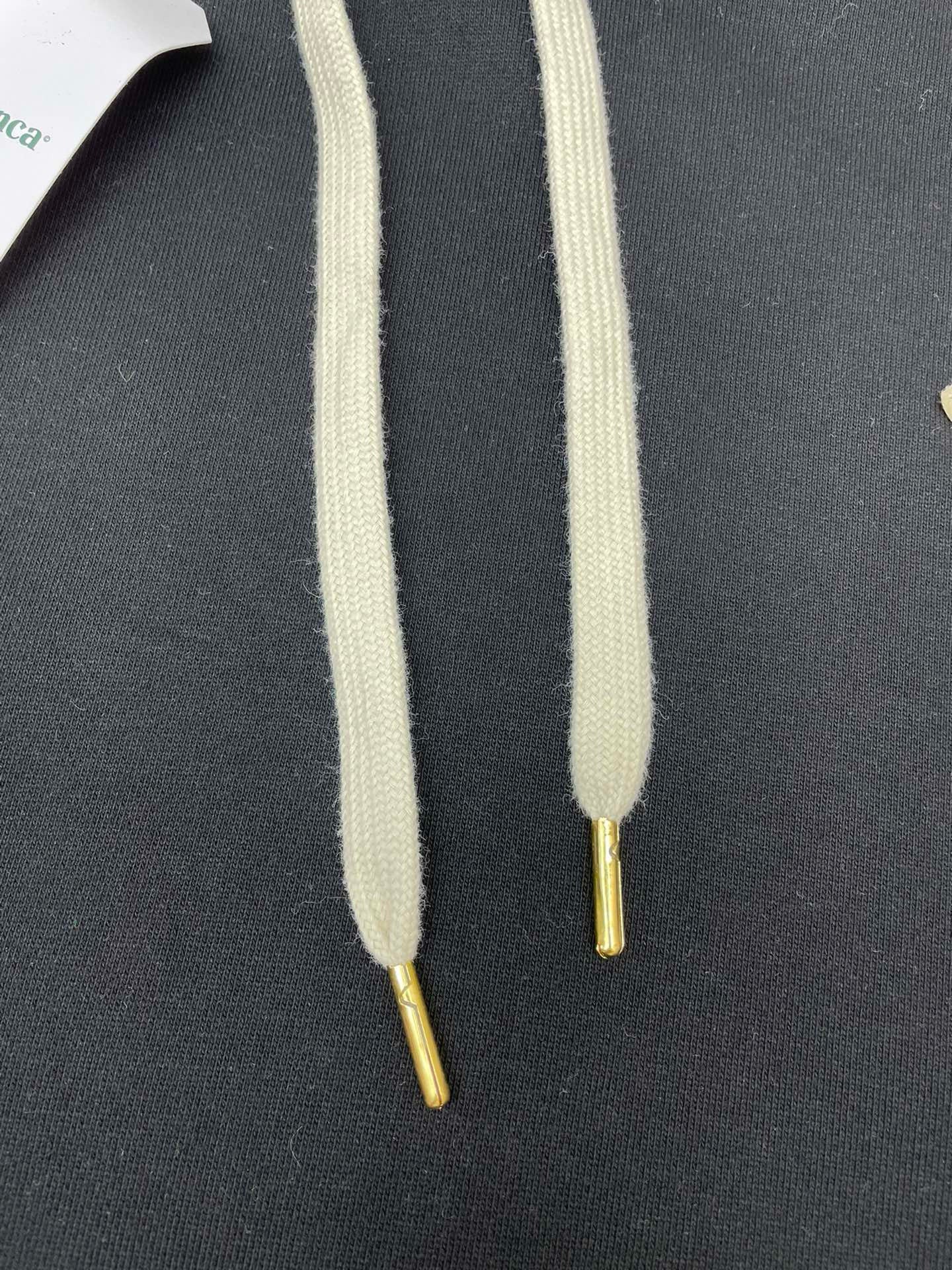 Grüner und schwarzer Kapuzenpullover