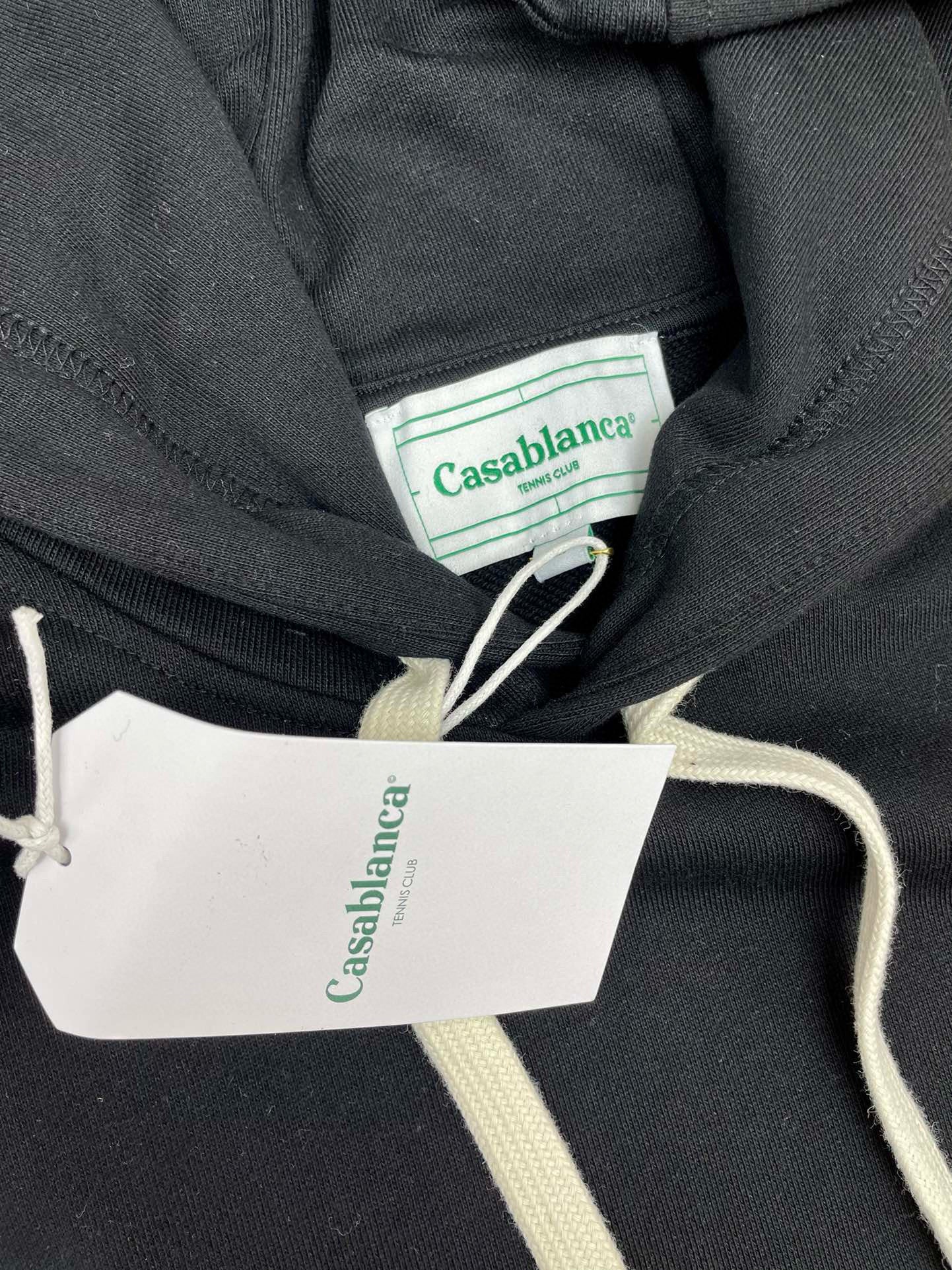 Grüner und schwarzer Kapuzenpullover