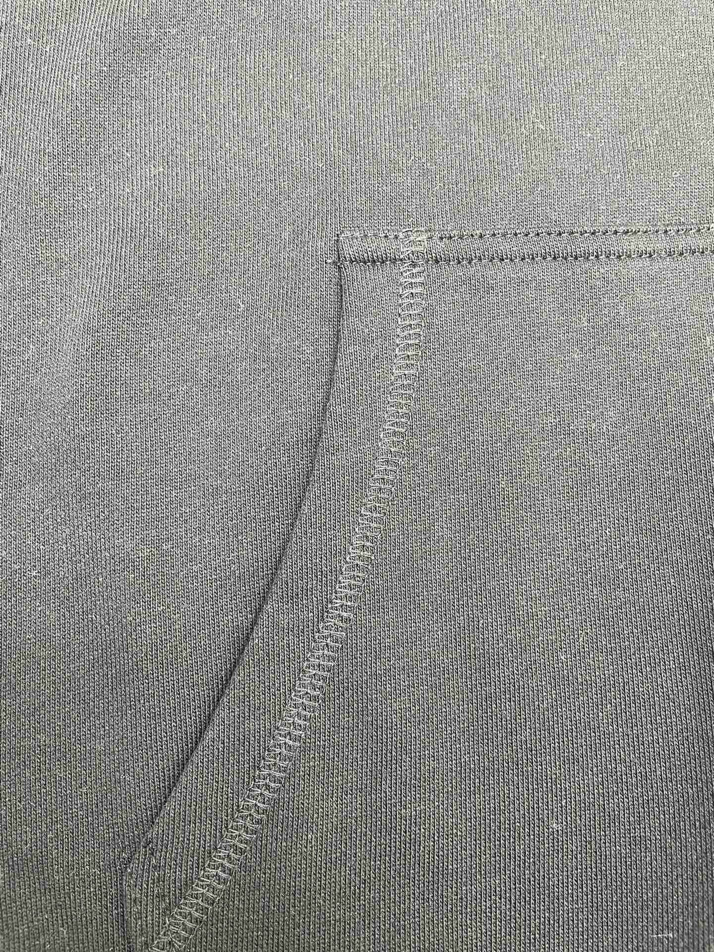 Grüner und schwarzer Kapuzenpullover