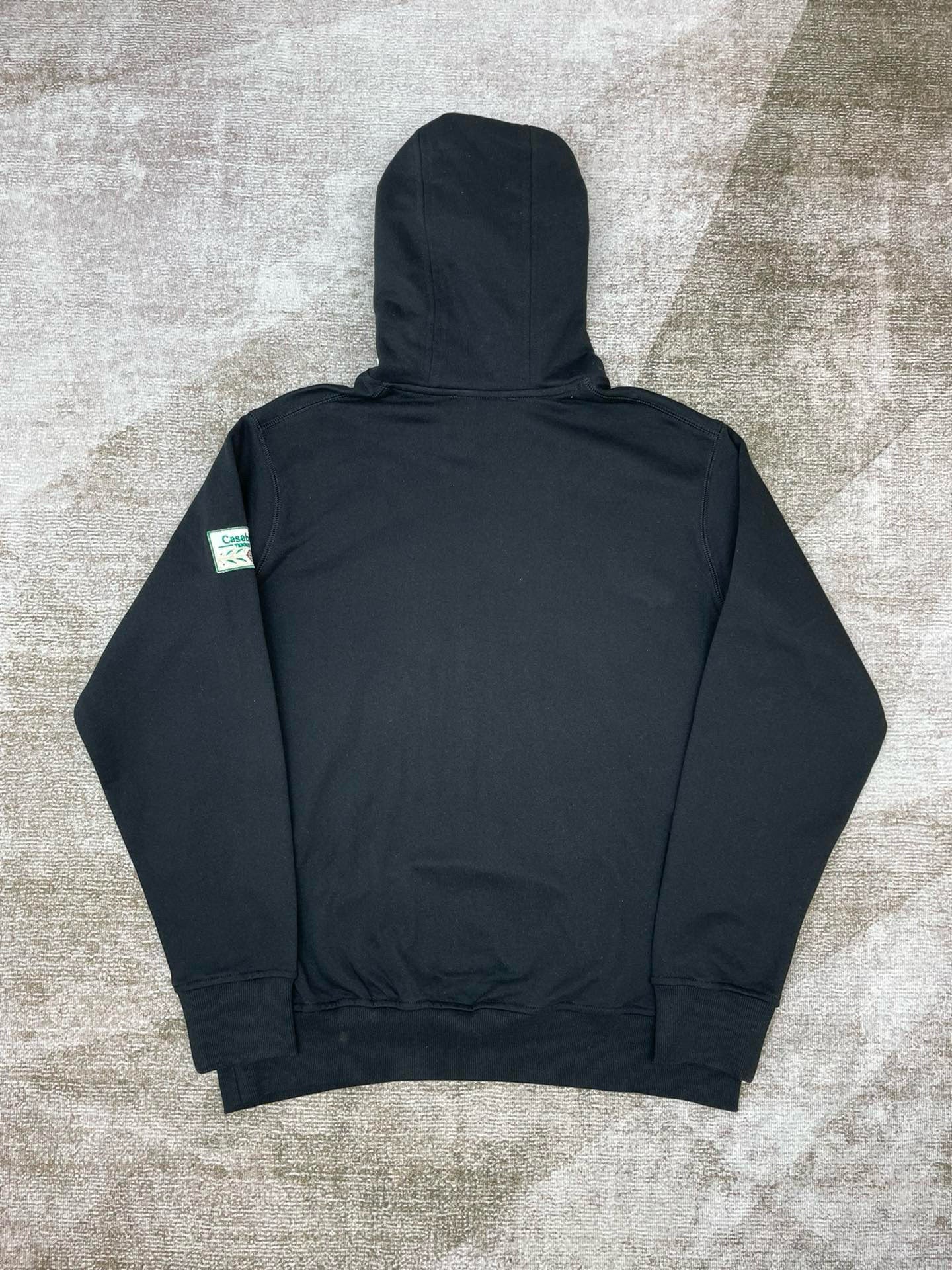 Grüner und schwarzer Kapuzenpullover