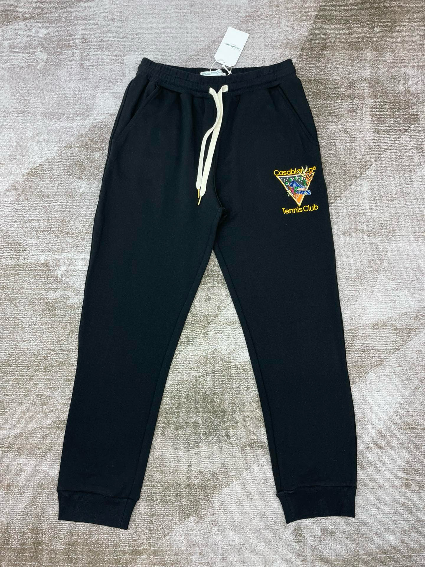 Schwarze und weiße Hose