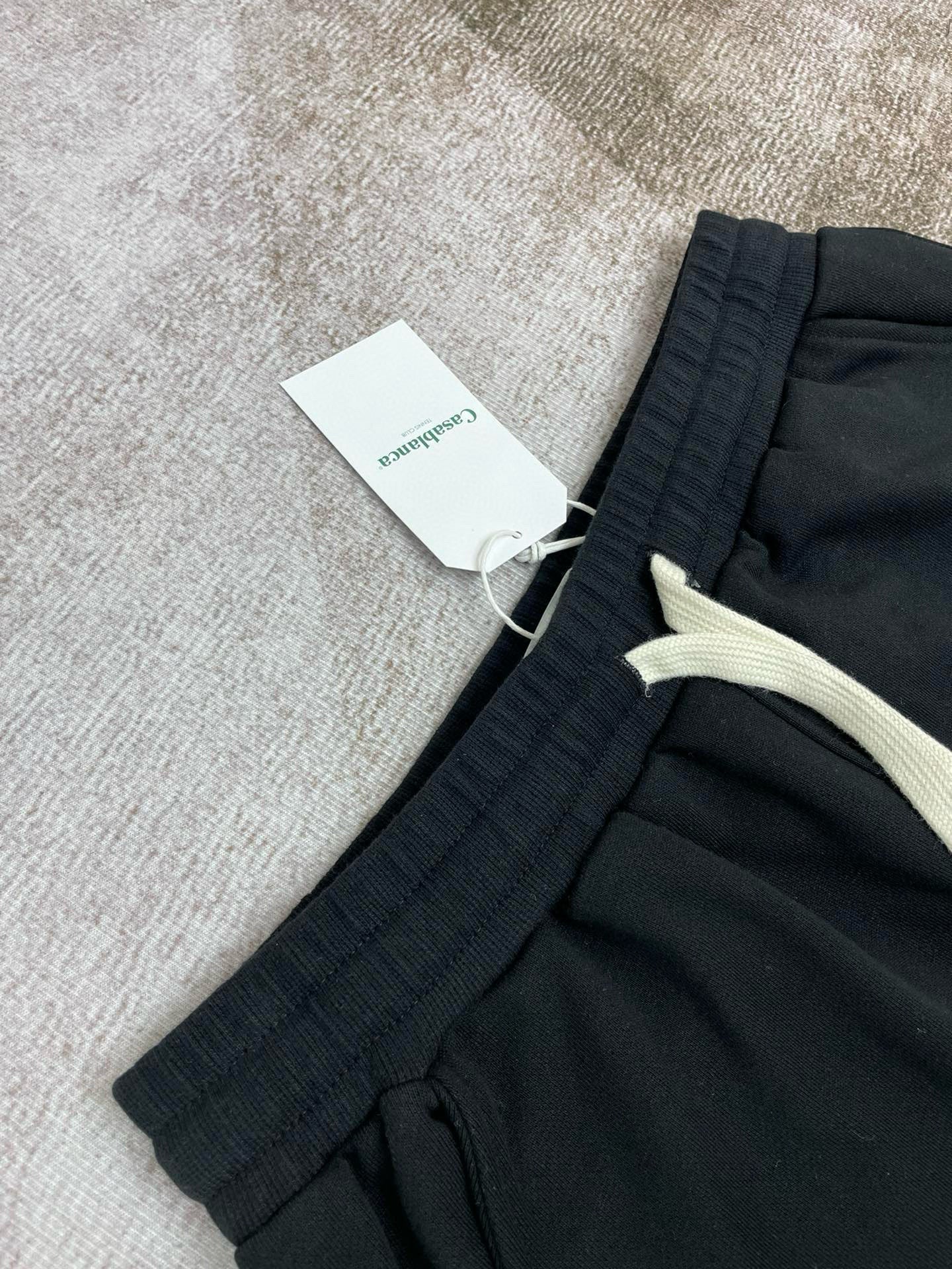 Schwarze und weiße Hose