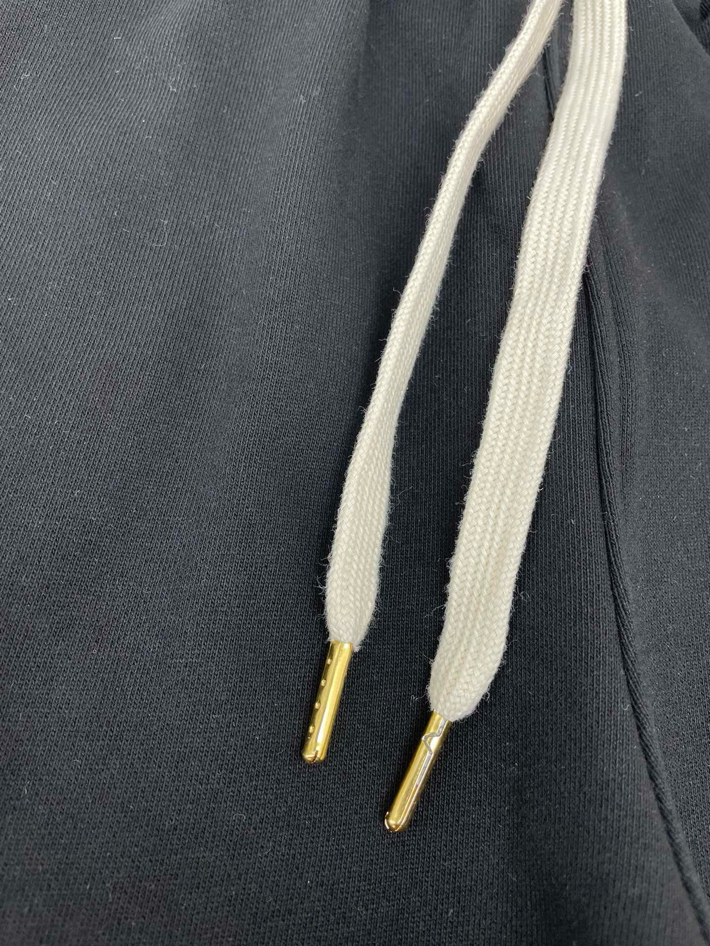 Schwarze und weiße Hose