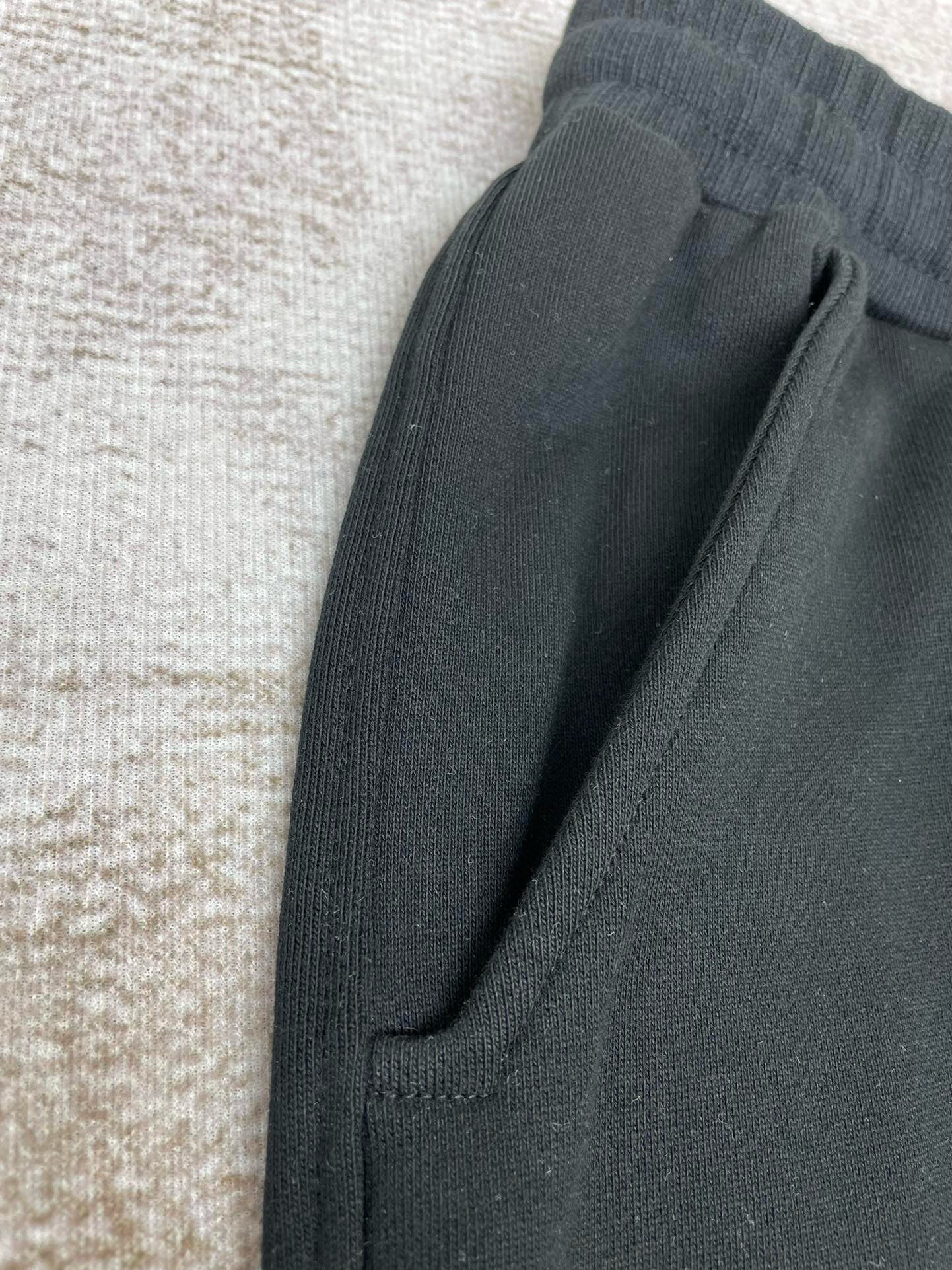 Schwarze und weiße Hose
