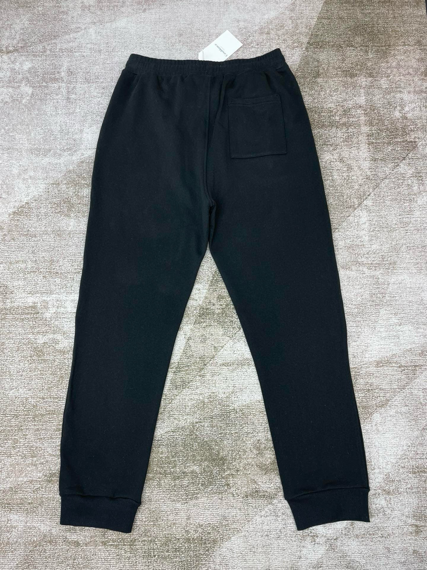 Schwarze und weiße Hose