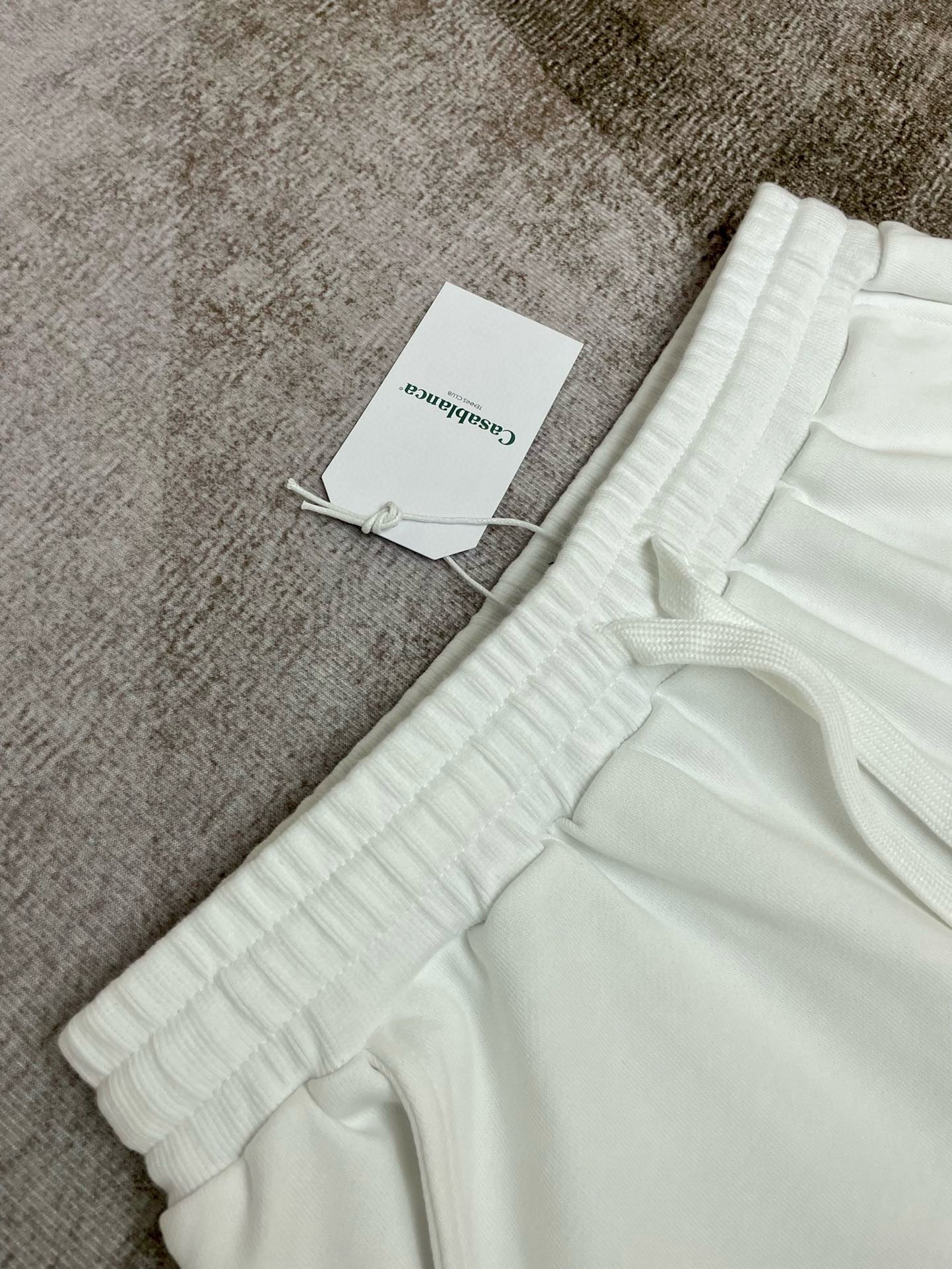 Schwarze und weiße Hose