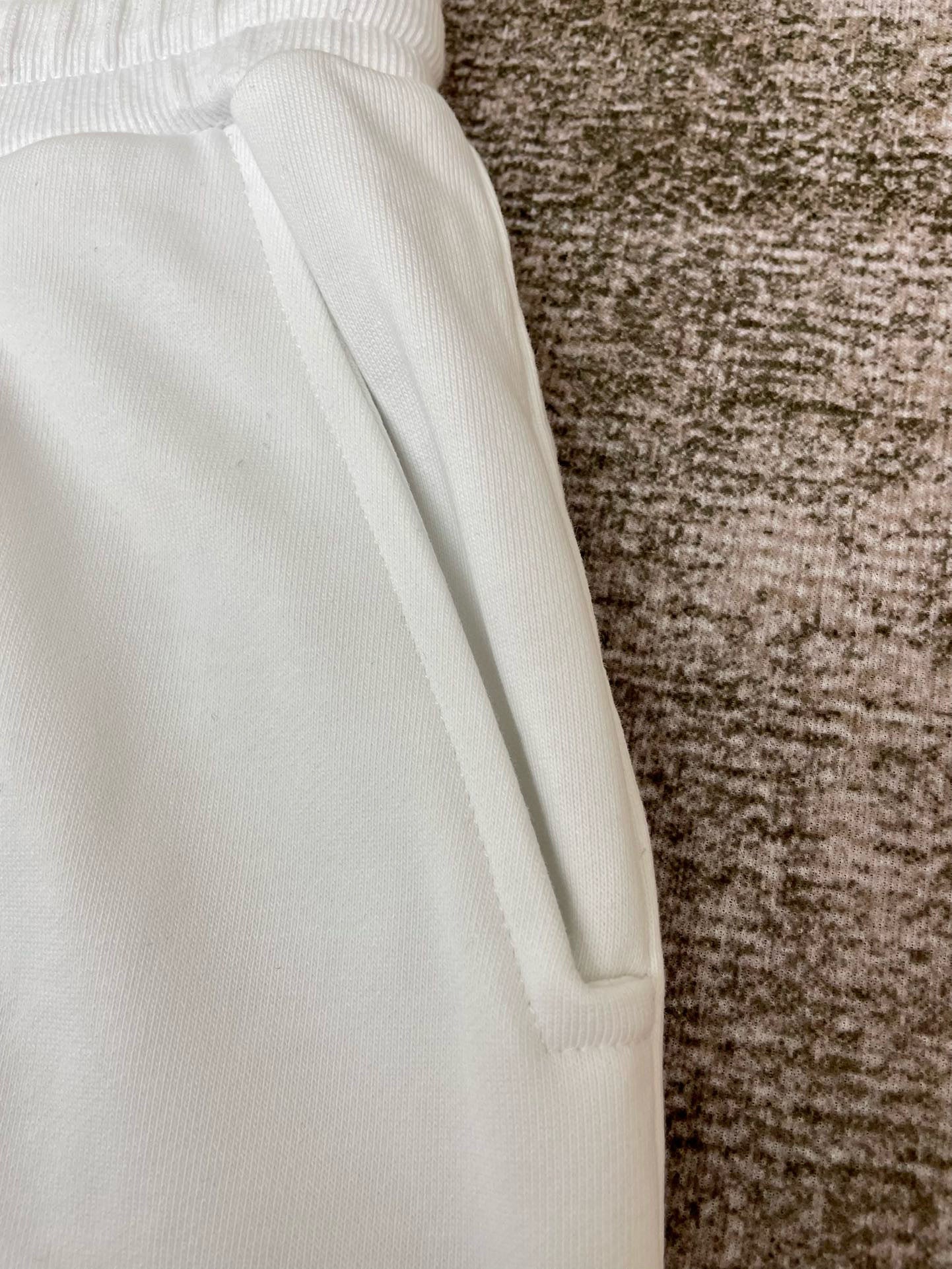 Schwarze und weiße Hose