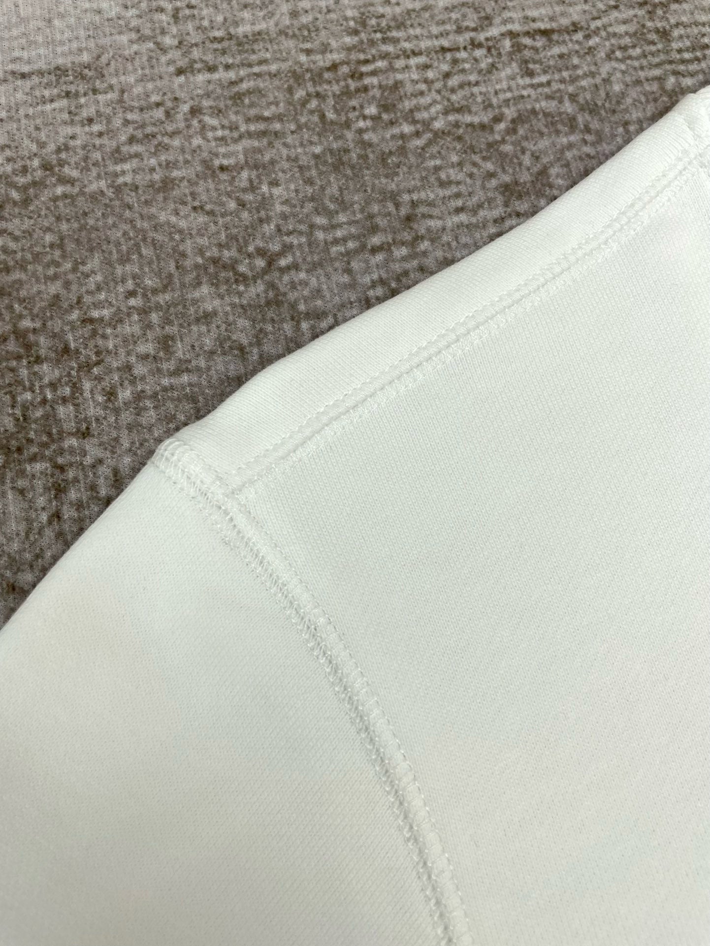 Weißes Sweatshirt