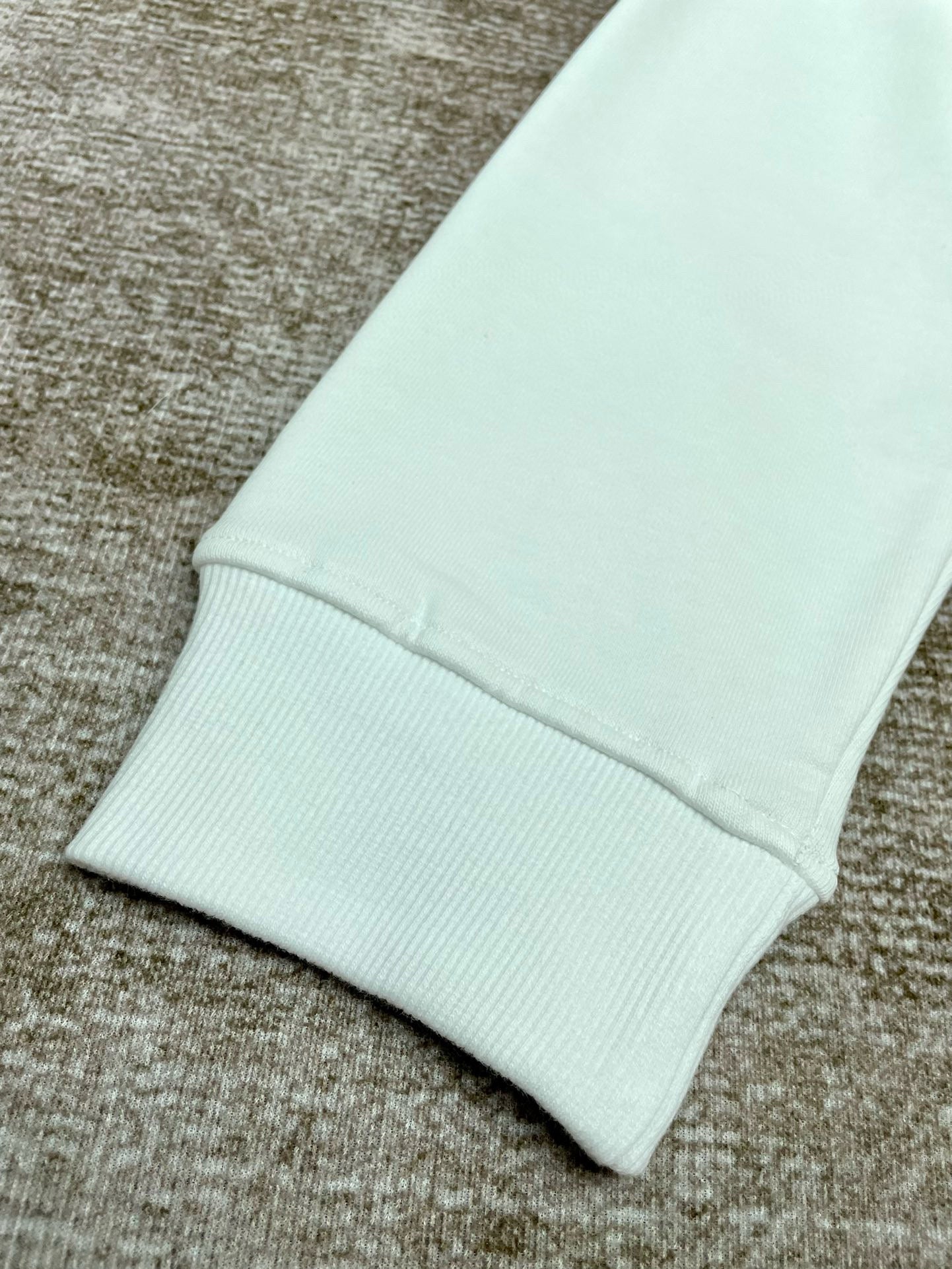 Weißes Sweatshirt