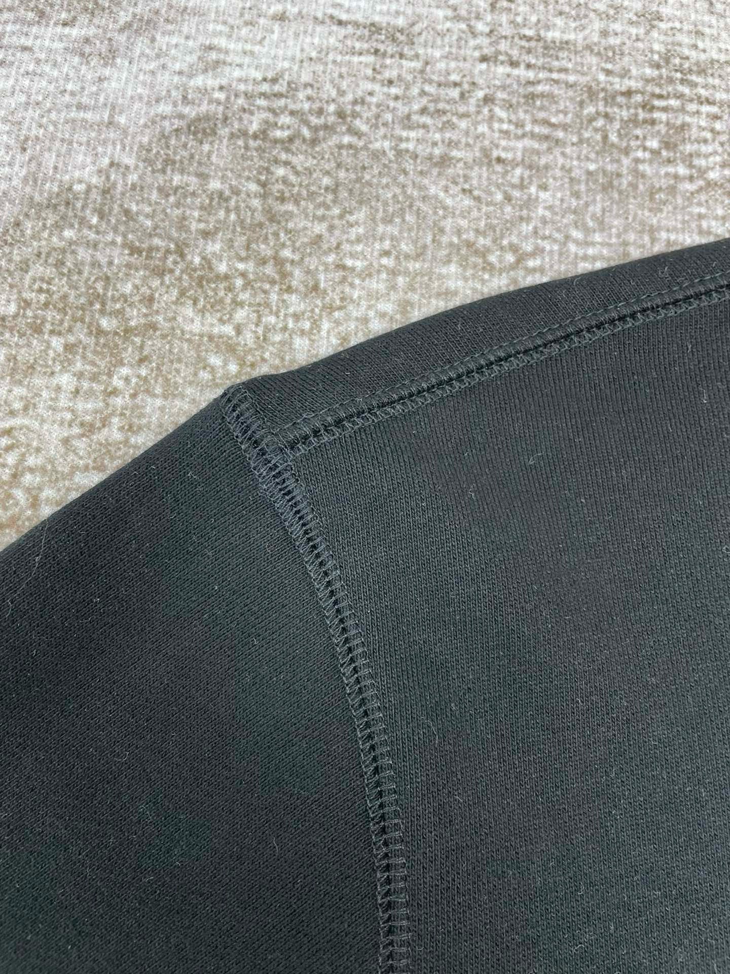 Schwarzes Sweatshirt