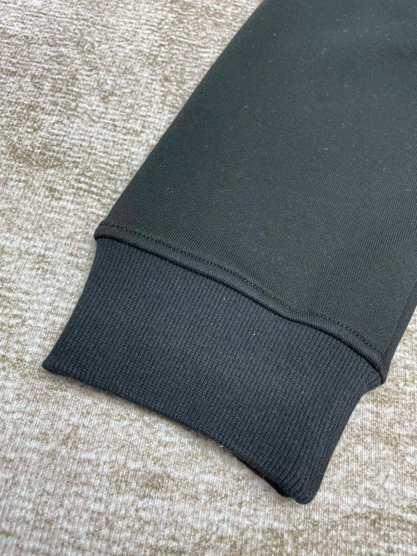 Schwarzes Sweatshirt