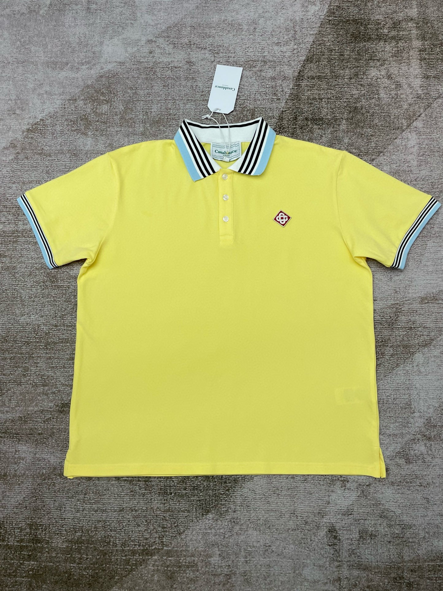 Gelbes und schwarzes Polo