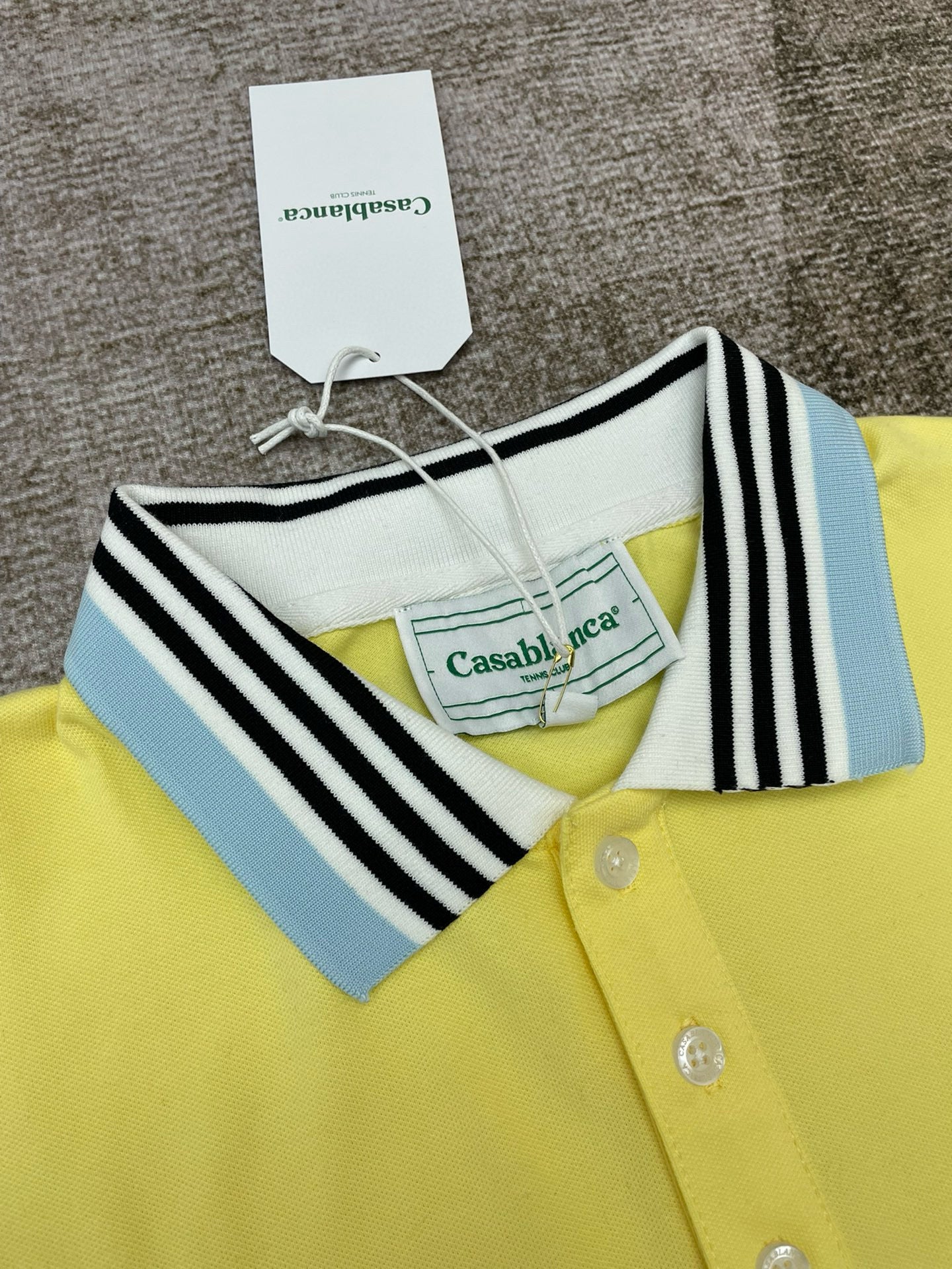 Gelbes und schwarzes Polo